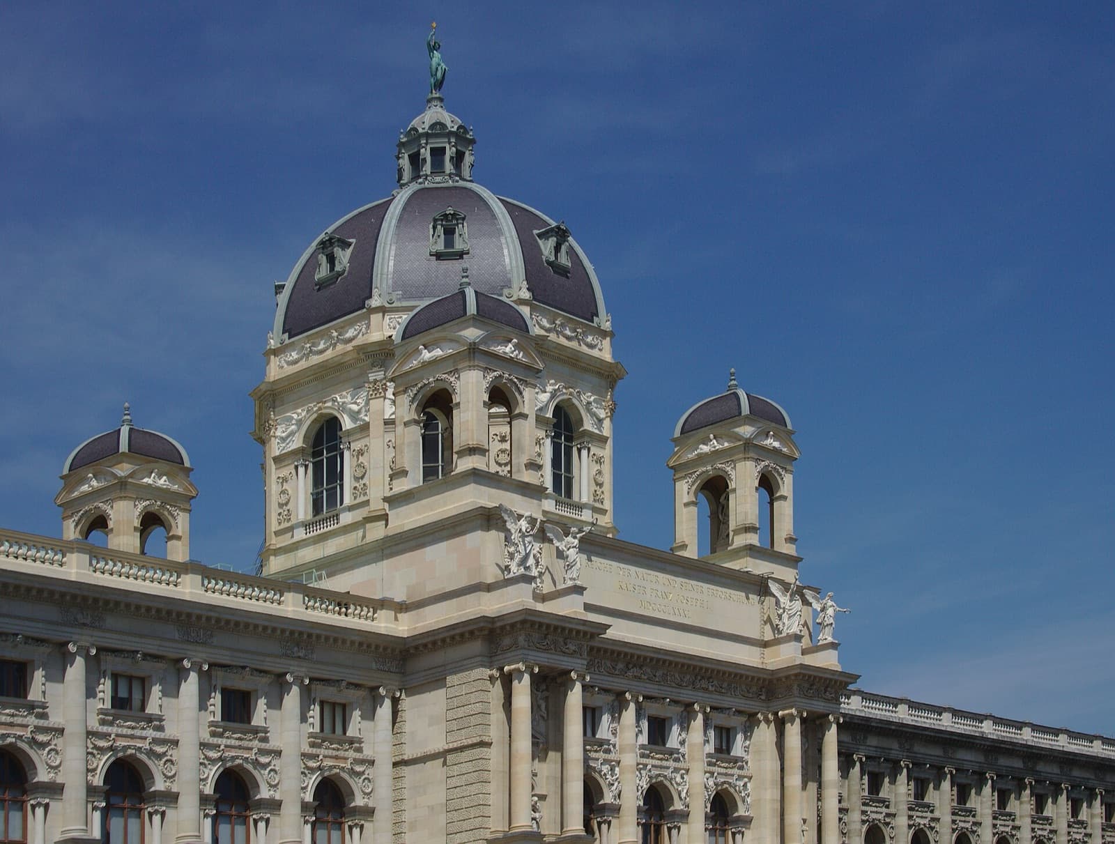 Naturhistorisches Museum Wien: the dome and its corner towers in full sun, Helios on the top