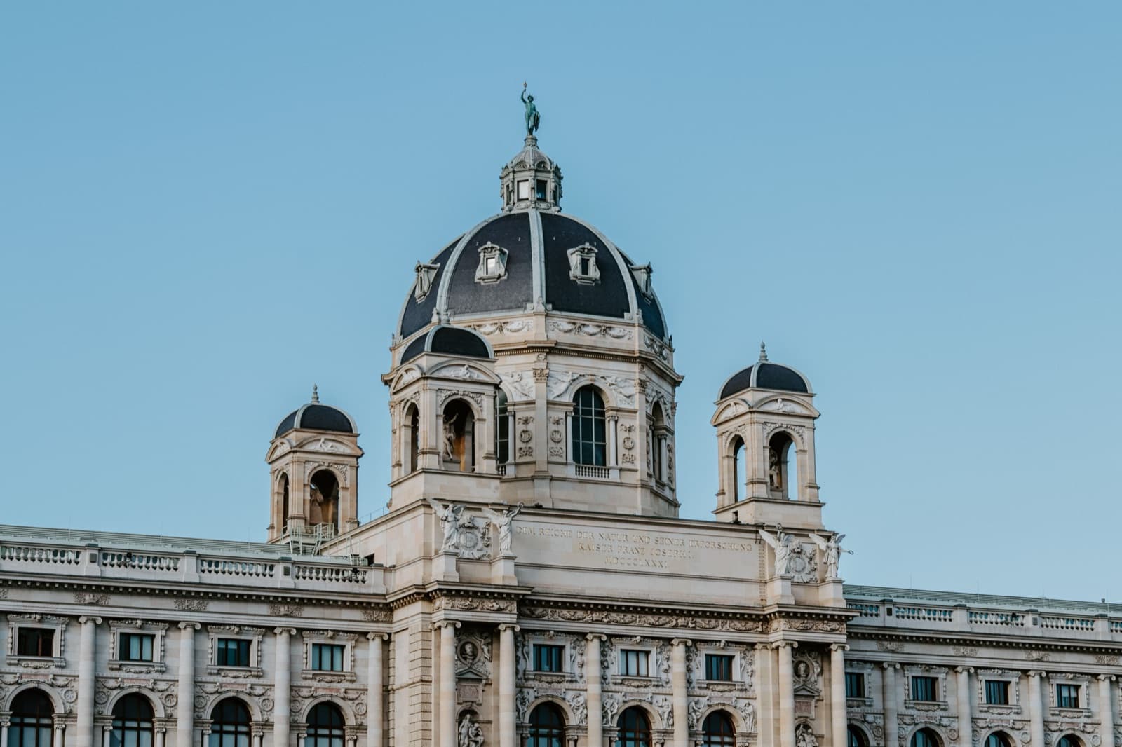 Naturhistorisches Museum Wien: the dome and the front in the evening light