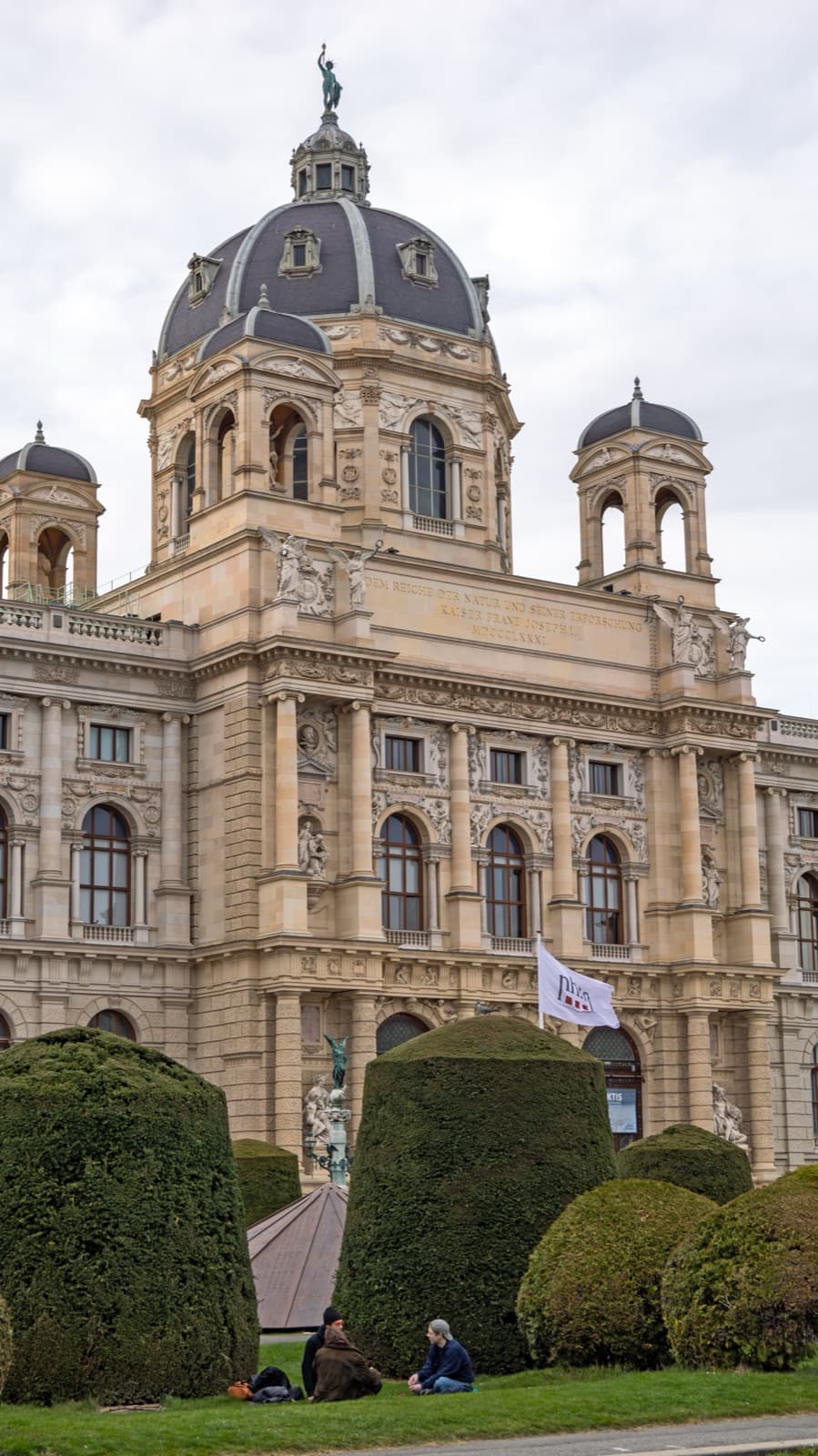 Naturhistorisches Museum Wien: the front from the gardens of Maria-Theresien-Platz