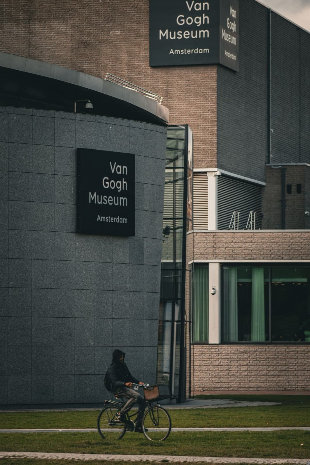 Van Gogh Museum: the Kurokawa wing's corner and the Rietveld building