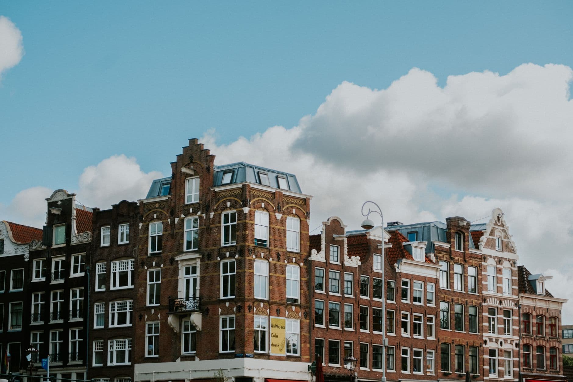 The canal house: gables, hoisting beams, and the tilt