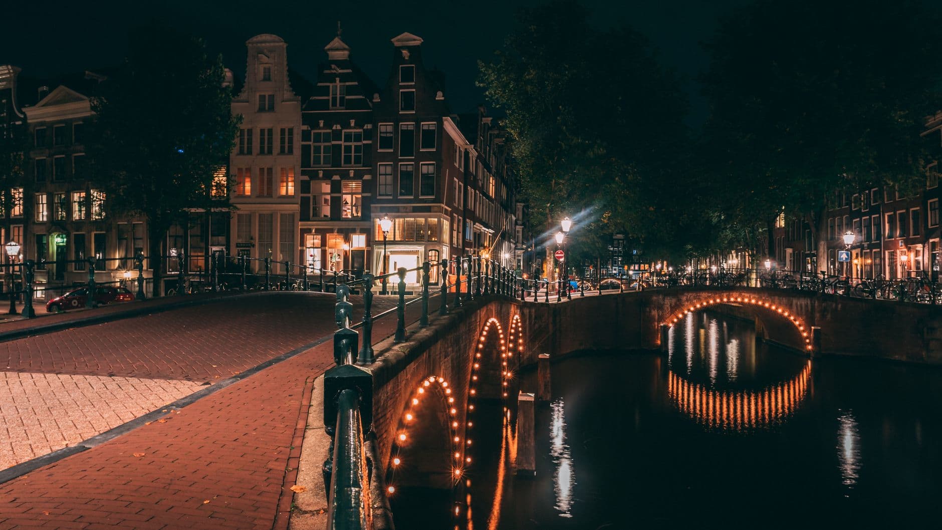 Reguliersgracht and the seven-bridges view