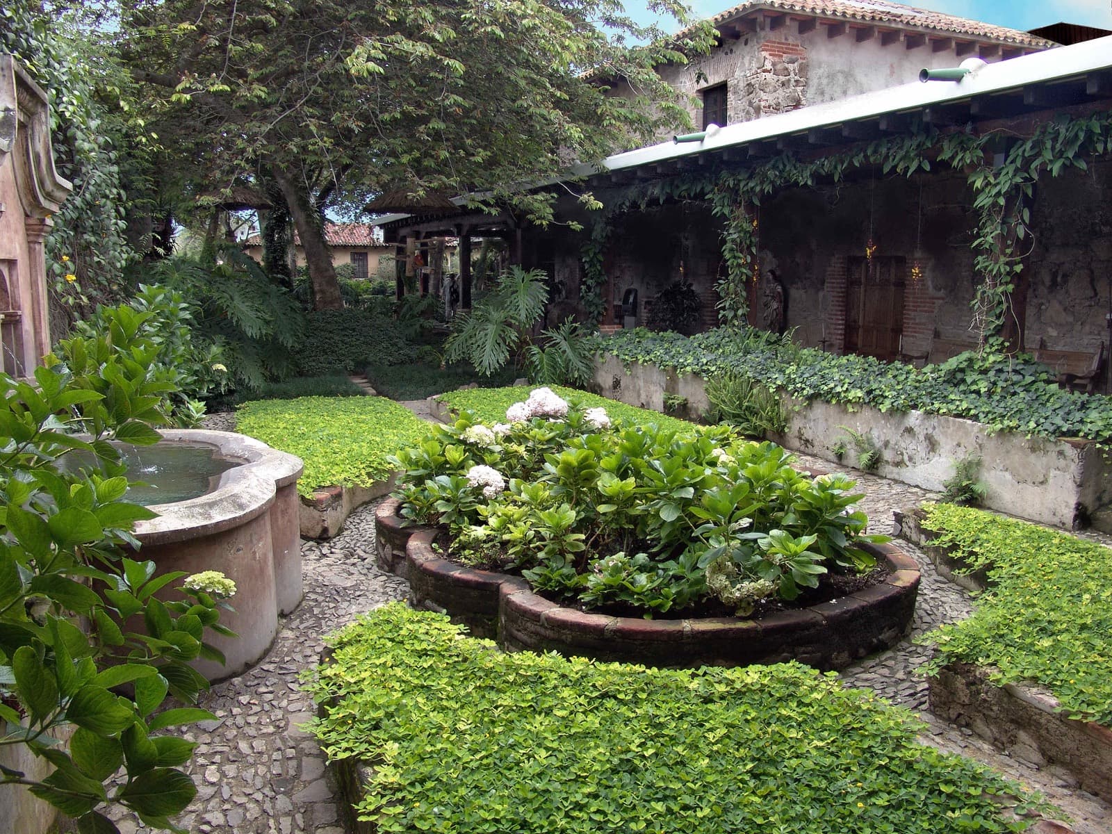 Santo Domingo: The Monastery Commerce Preserved