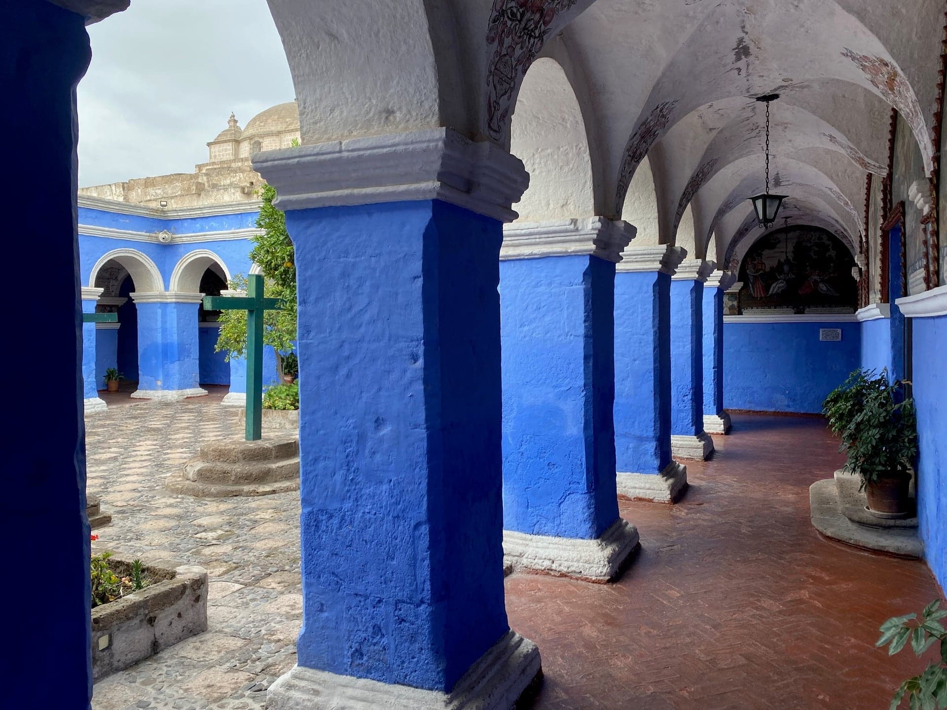 Claustro de los Naranjos: A Picture Book in Indigo