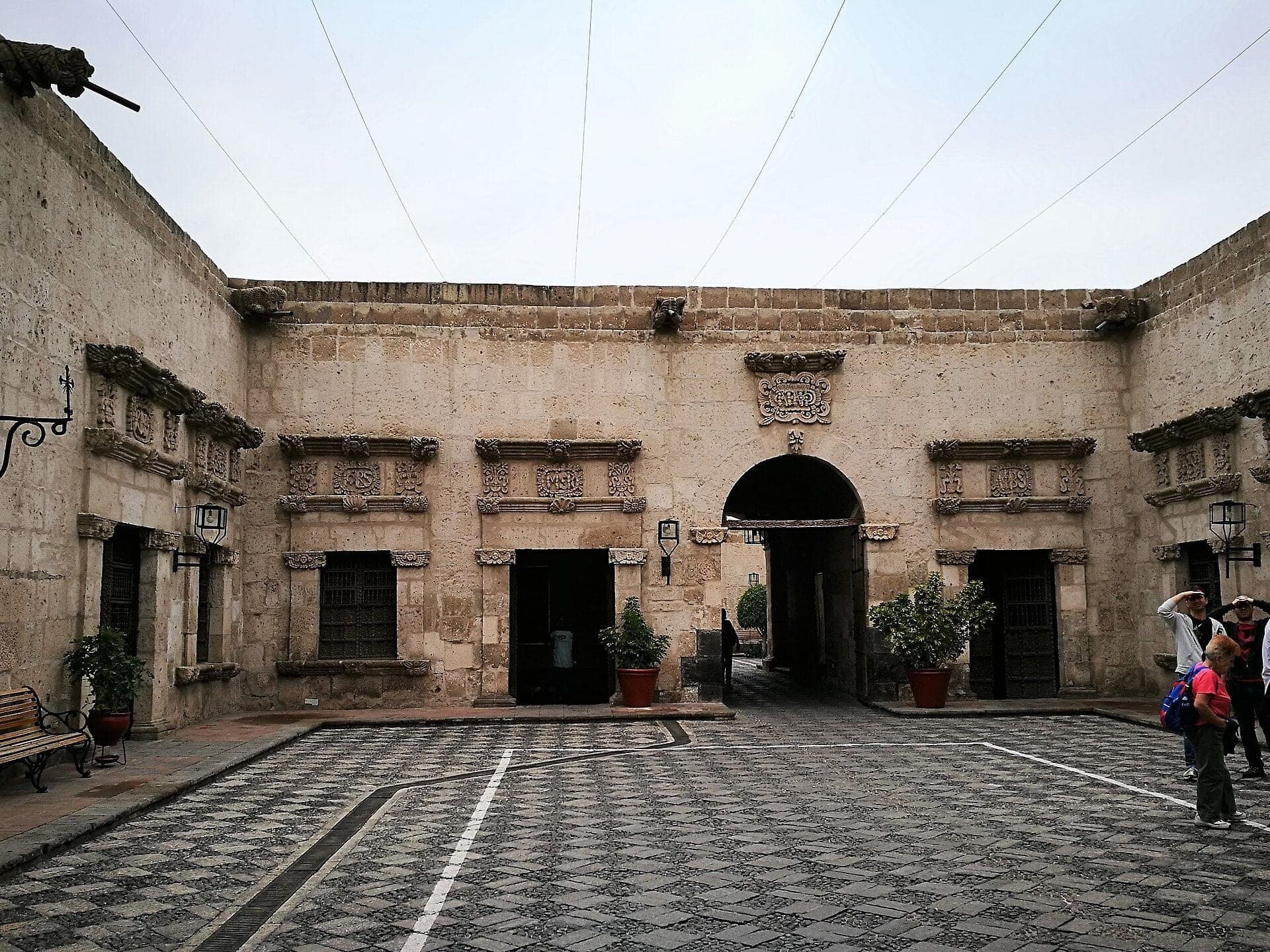 Pasaje de la Catedral: The Stone Undressed