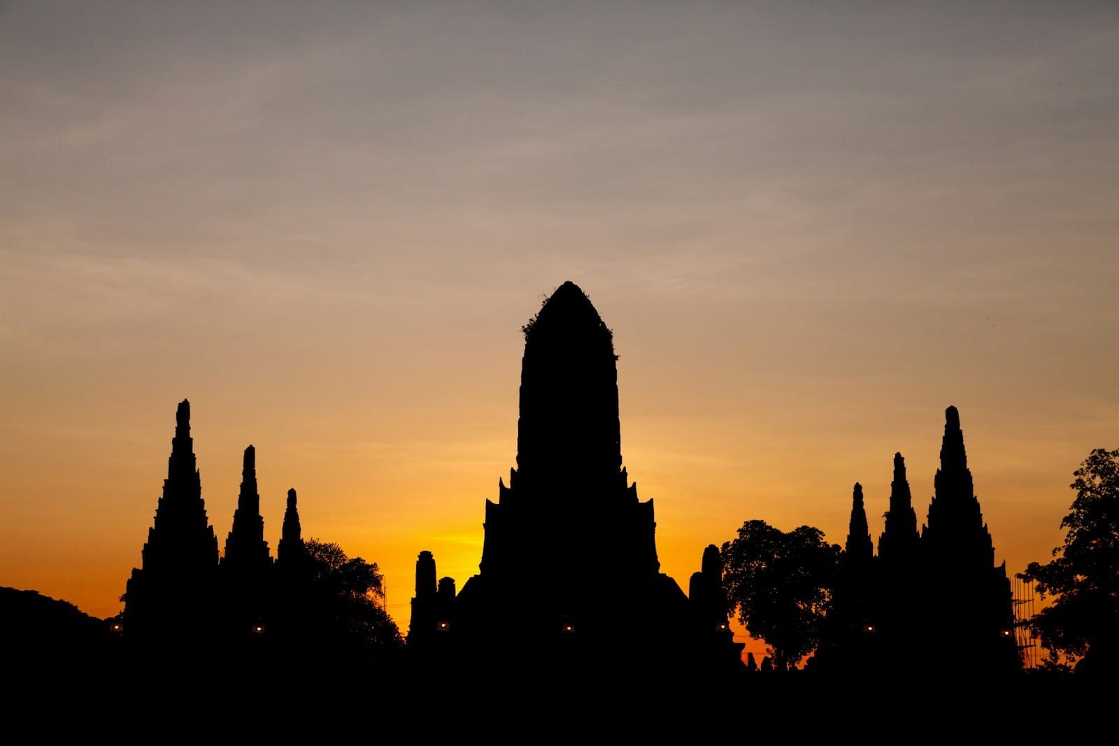 Wat Chaiwatthanaram: The Architecture of Kings