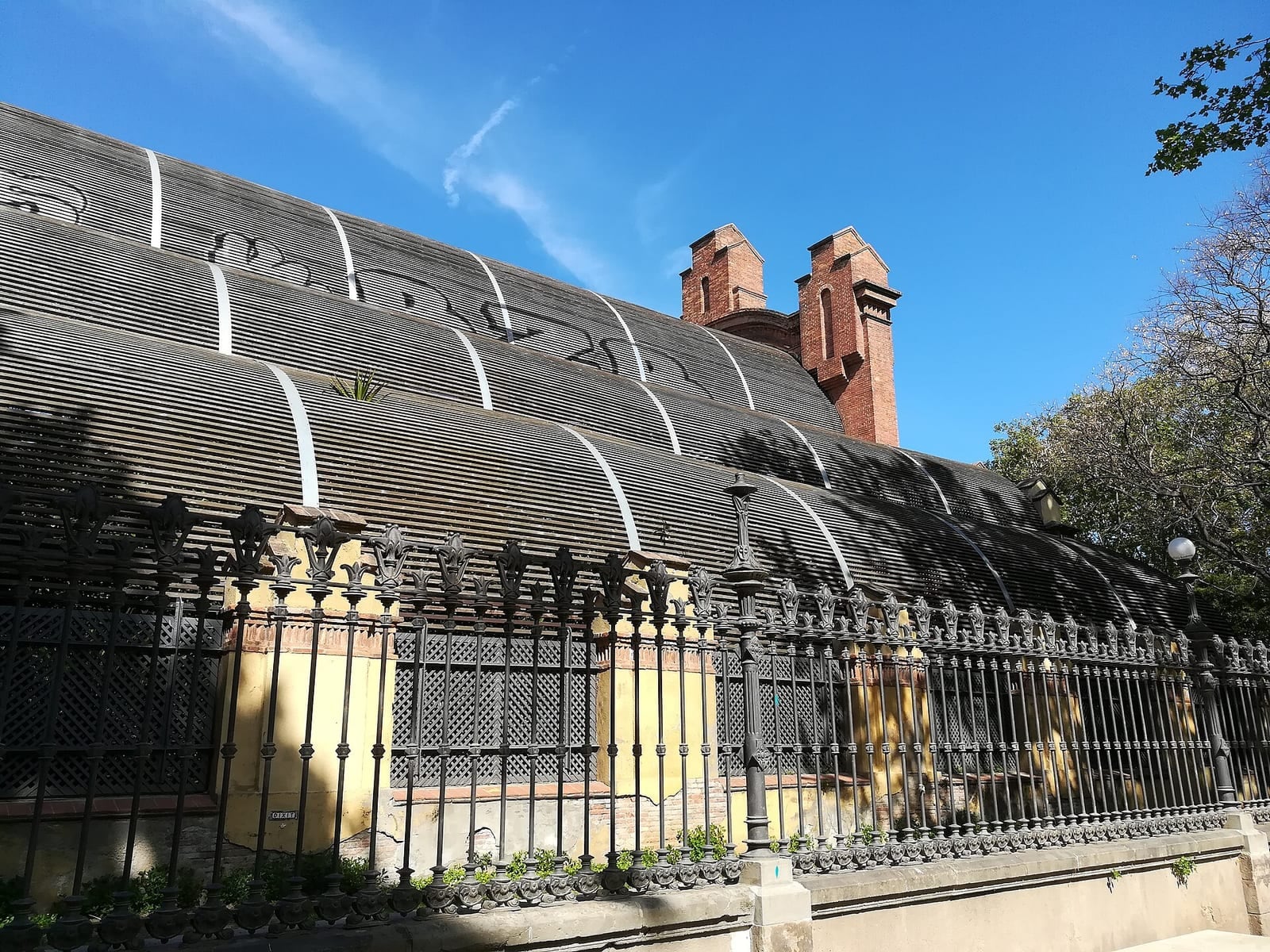 Ciutadella Park Gate: Tàpies's Cube for Picasso