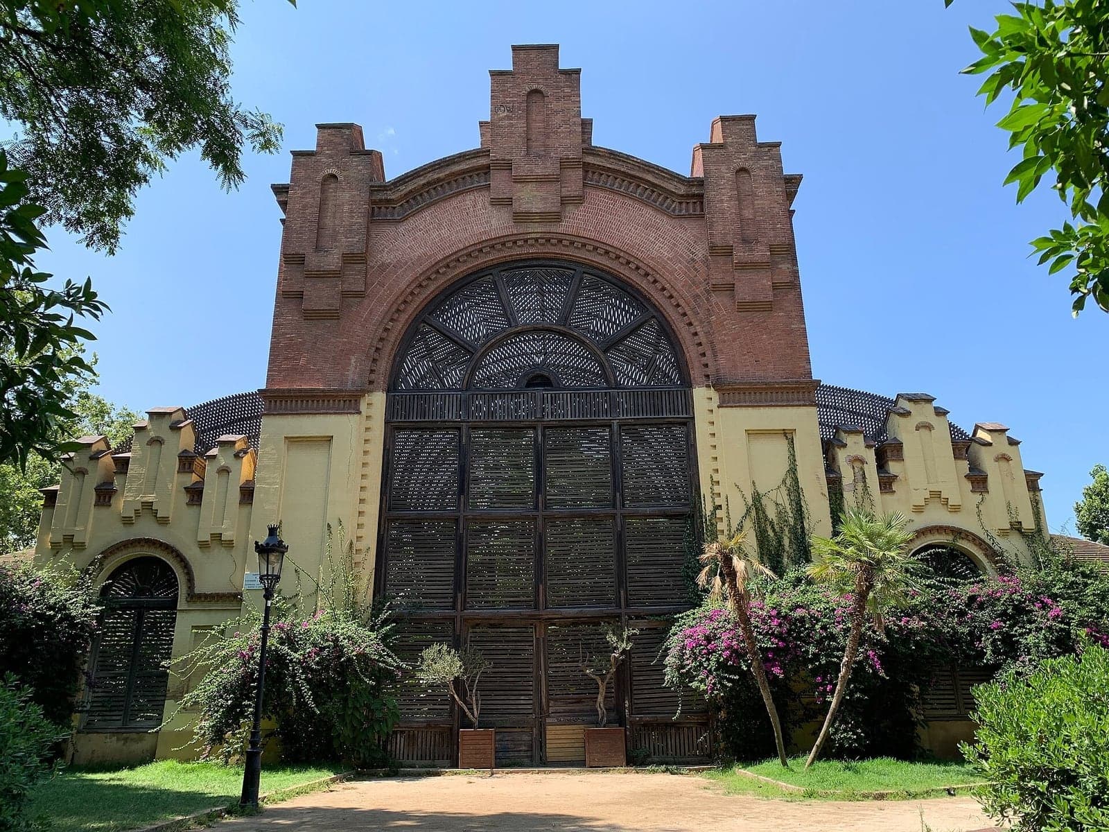 Ciutadella Park Gate: Tàpies's Cube for Picasso