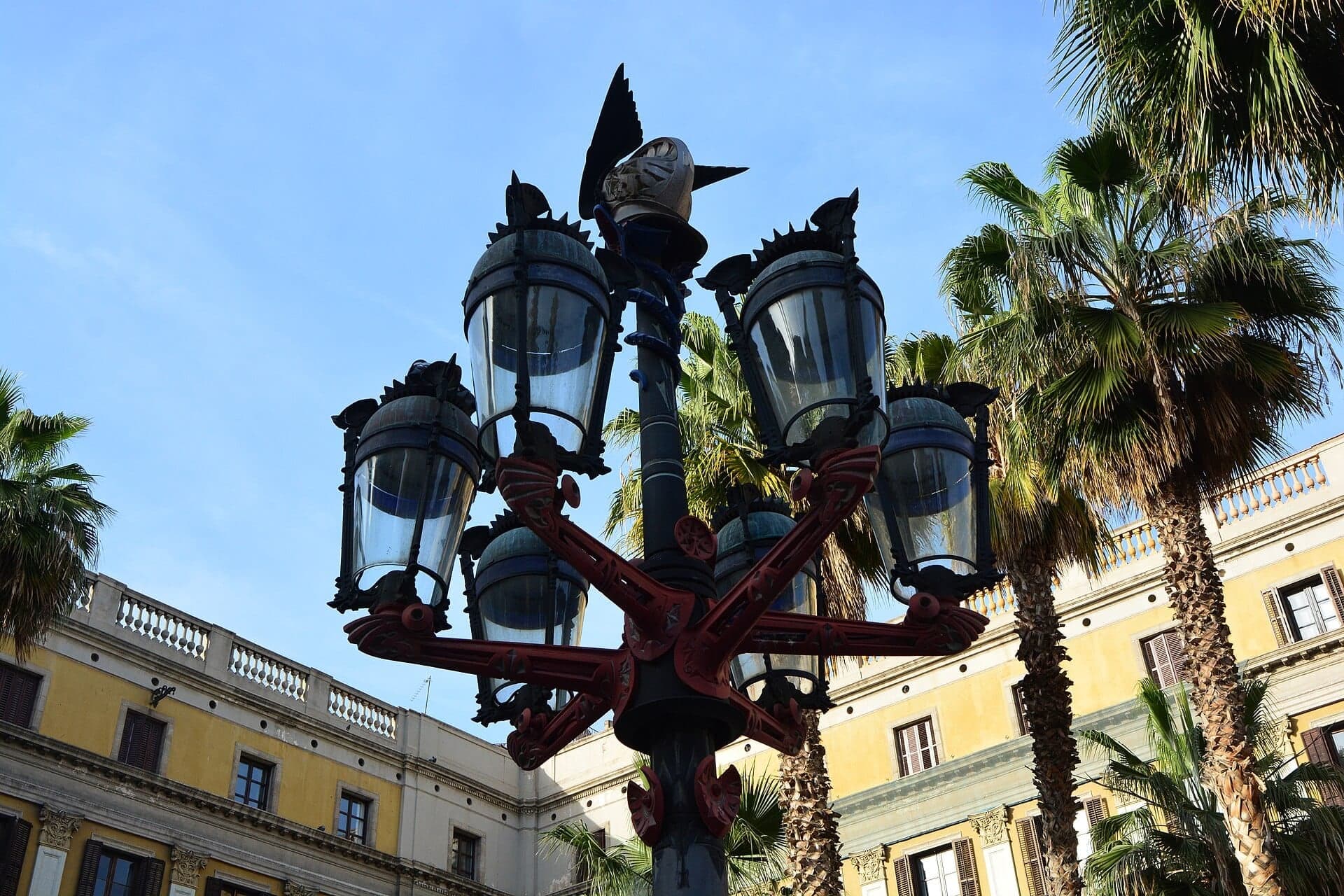Plaça Reial: Gaudí's Lampposts