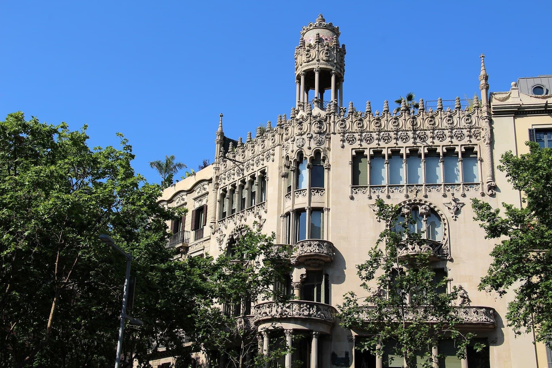 Casa Lleó Morera: A Crown on the Cut Corner