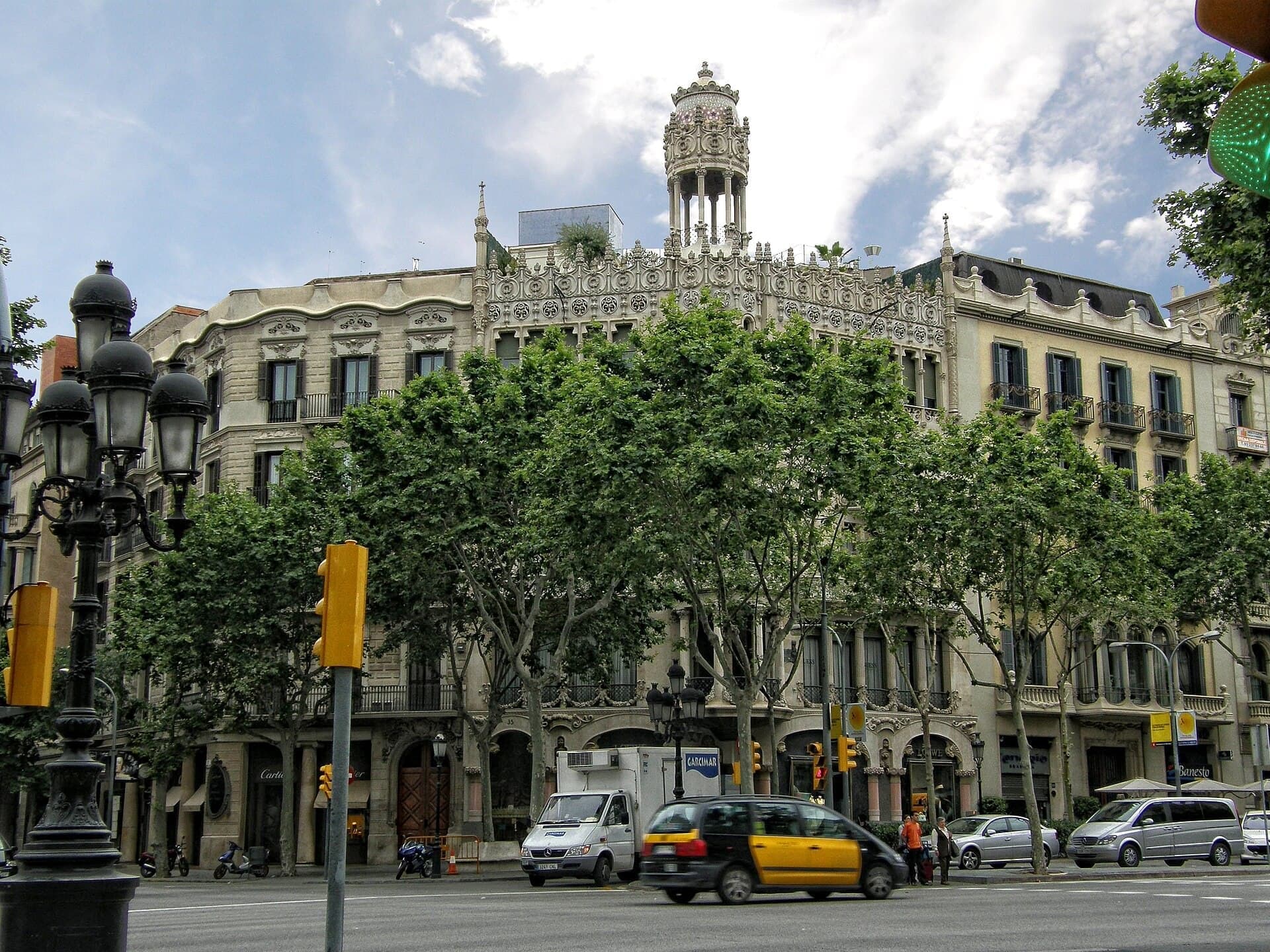 Casa Lleó Morera: A Crown on the Cut Corner