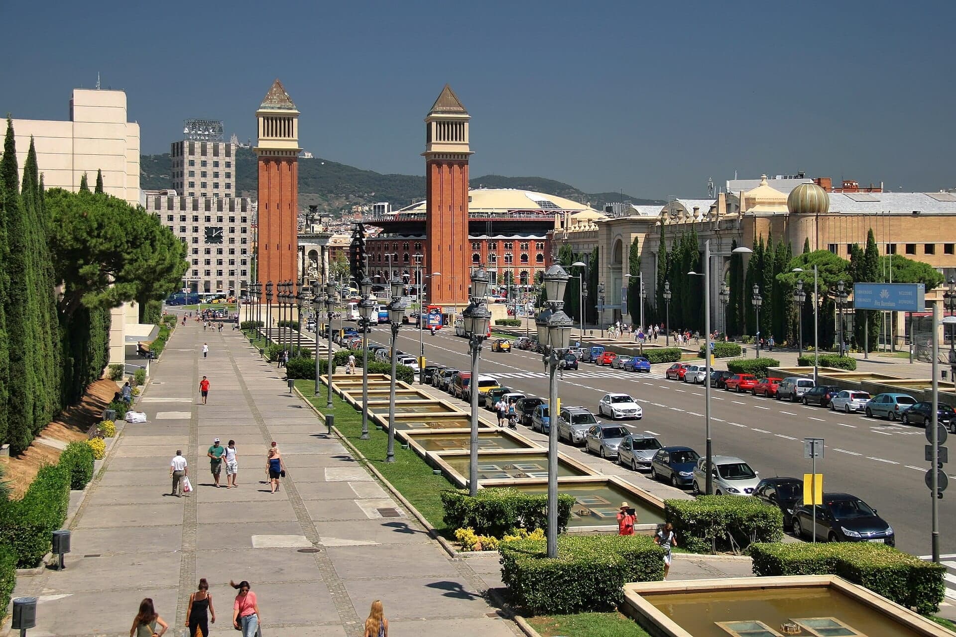 Avinguda de la Reina Maria Cristina: A Runway of Light