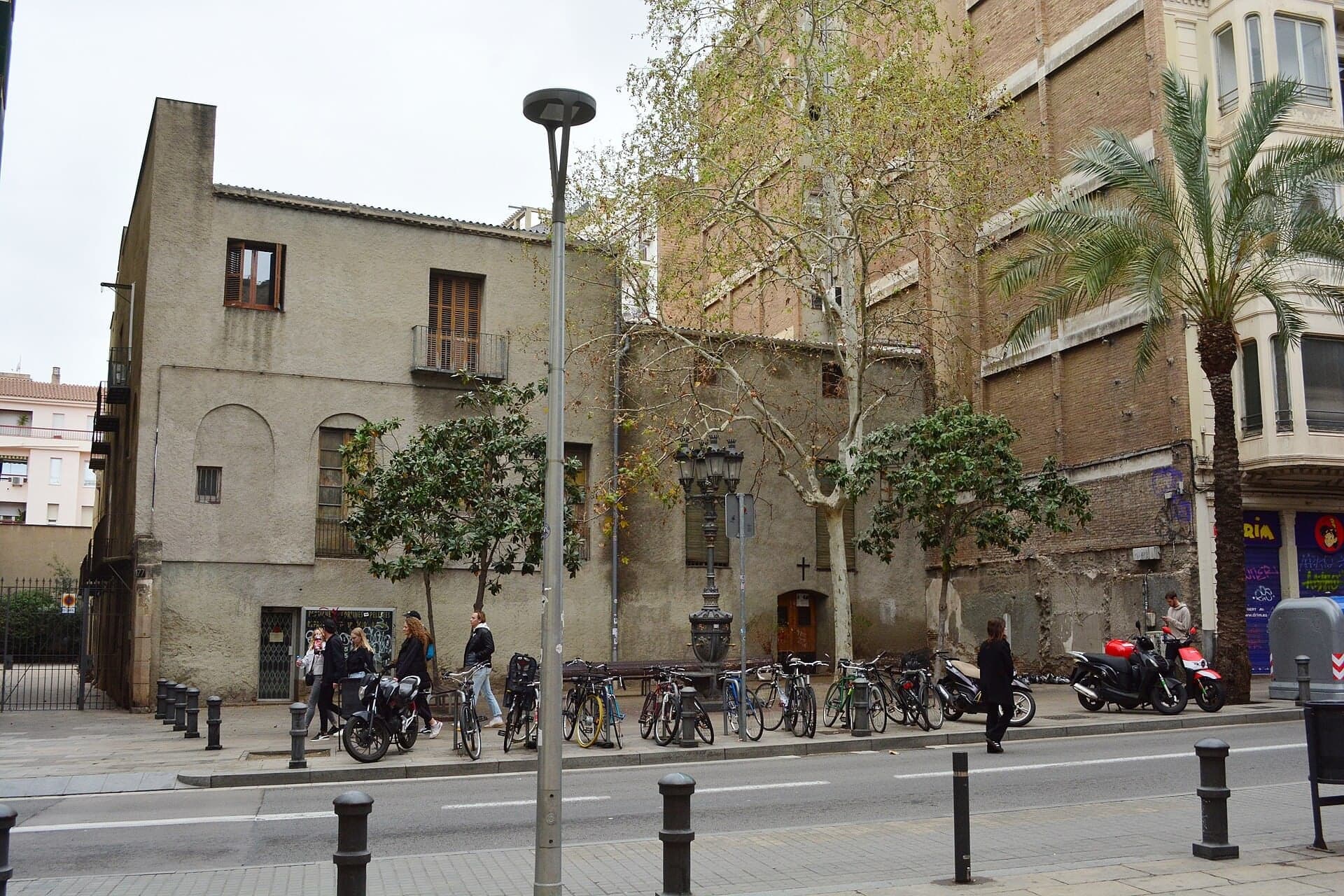 Plaça de Trilla: The Farm That Became Streets