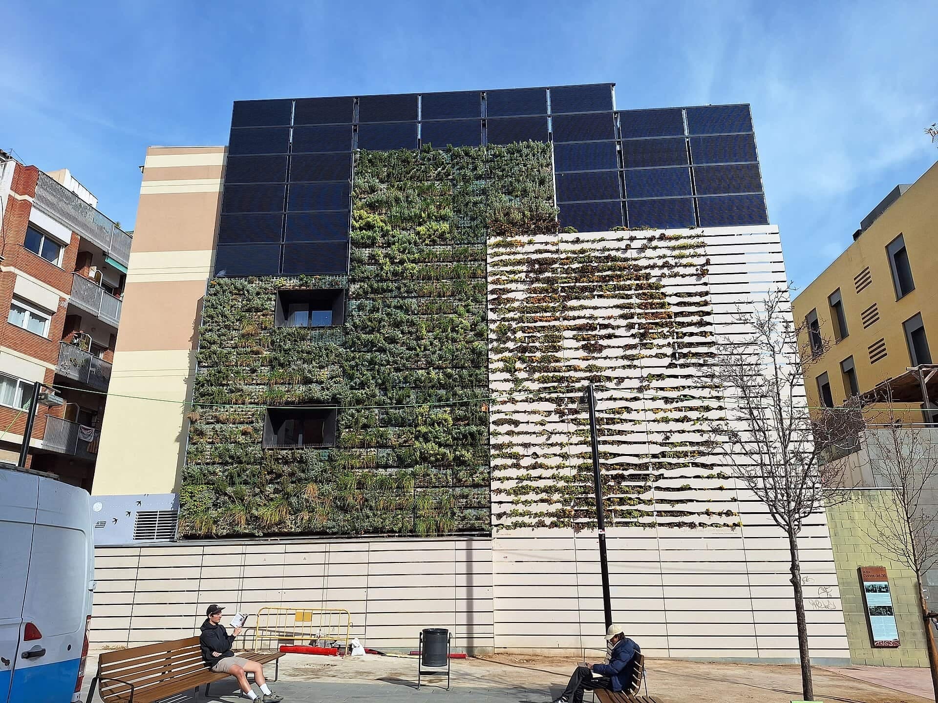 Plaça de les Dones del 36: A Wall That Works