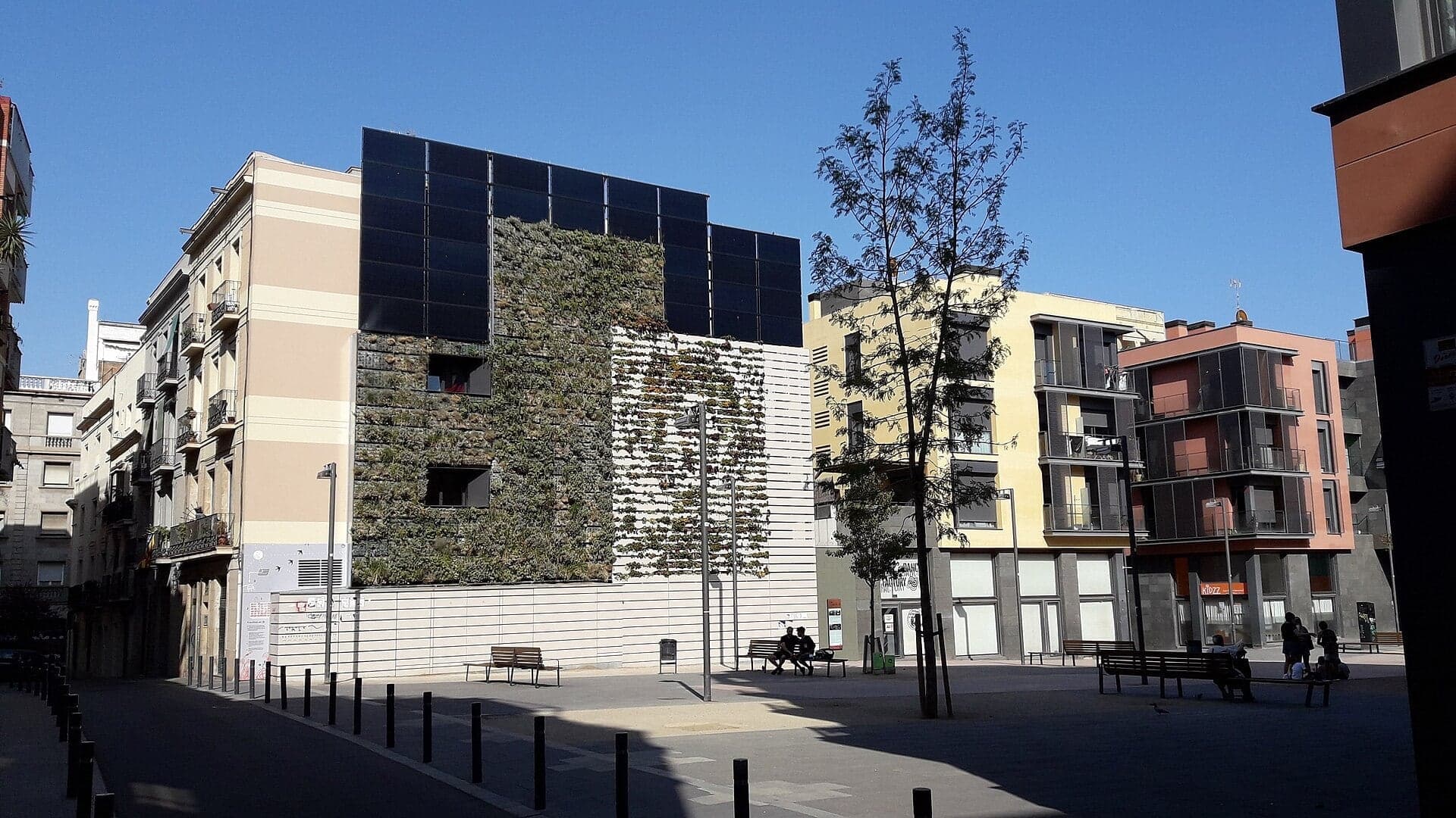 Plaça de les Dones del 36: A Wall That Works