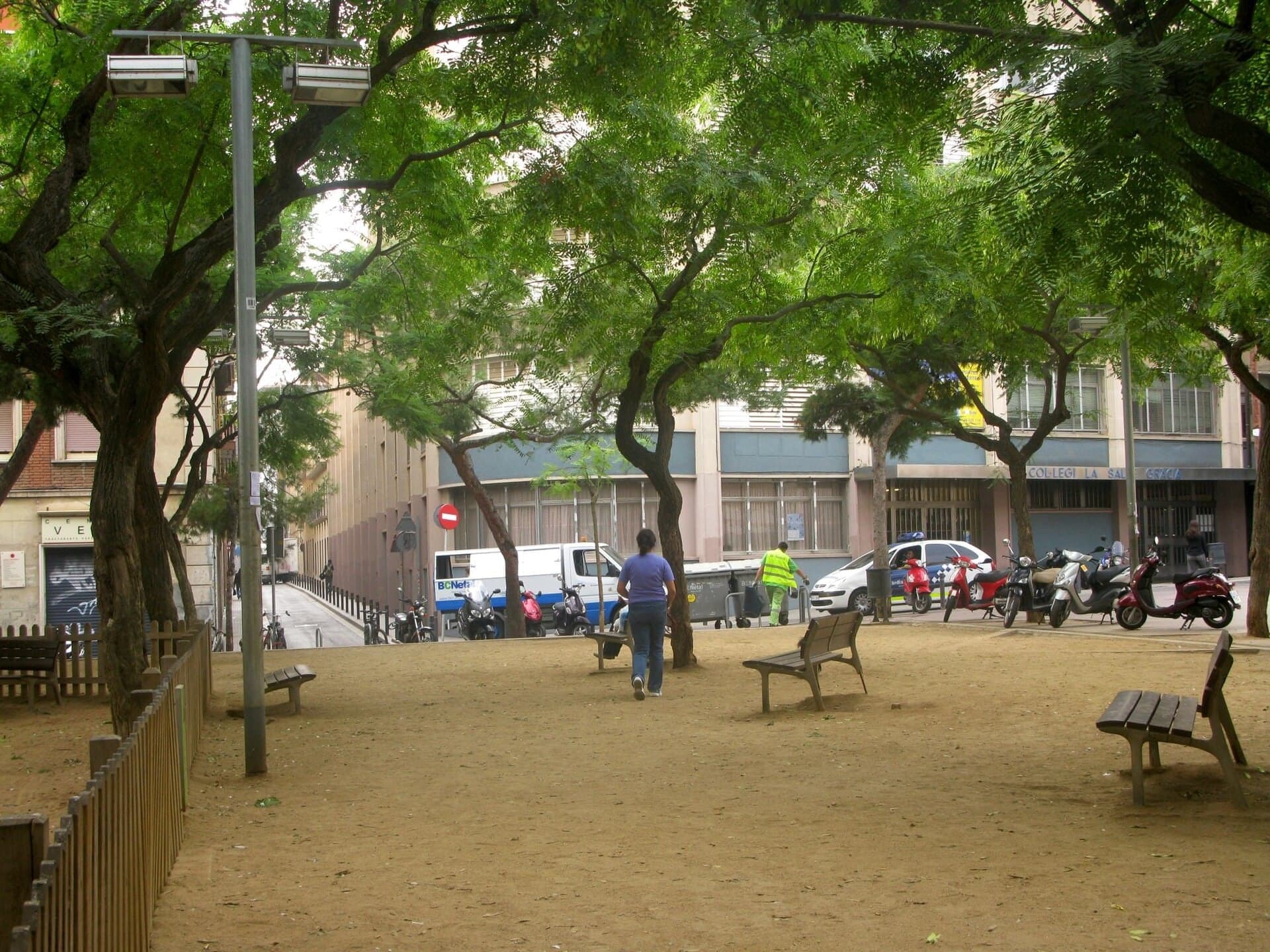 Plaça del Nord: Arms of a Lost Town