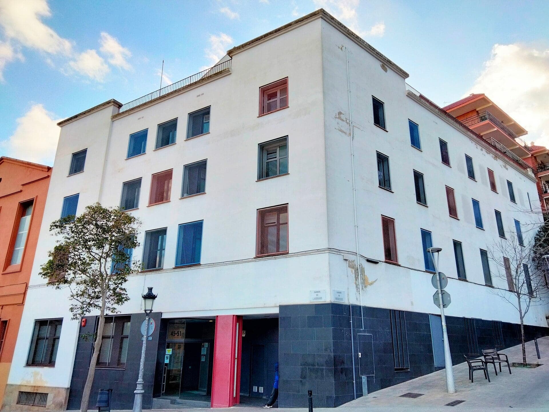 Carrer de Larrard: Sixty Plots, Two Houses