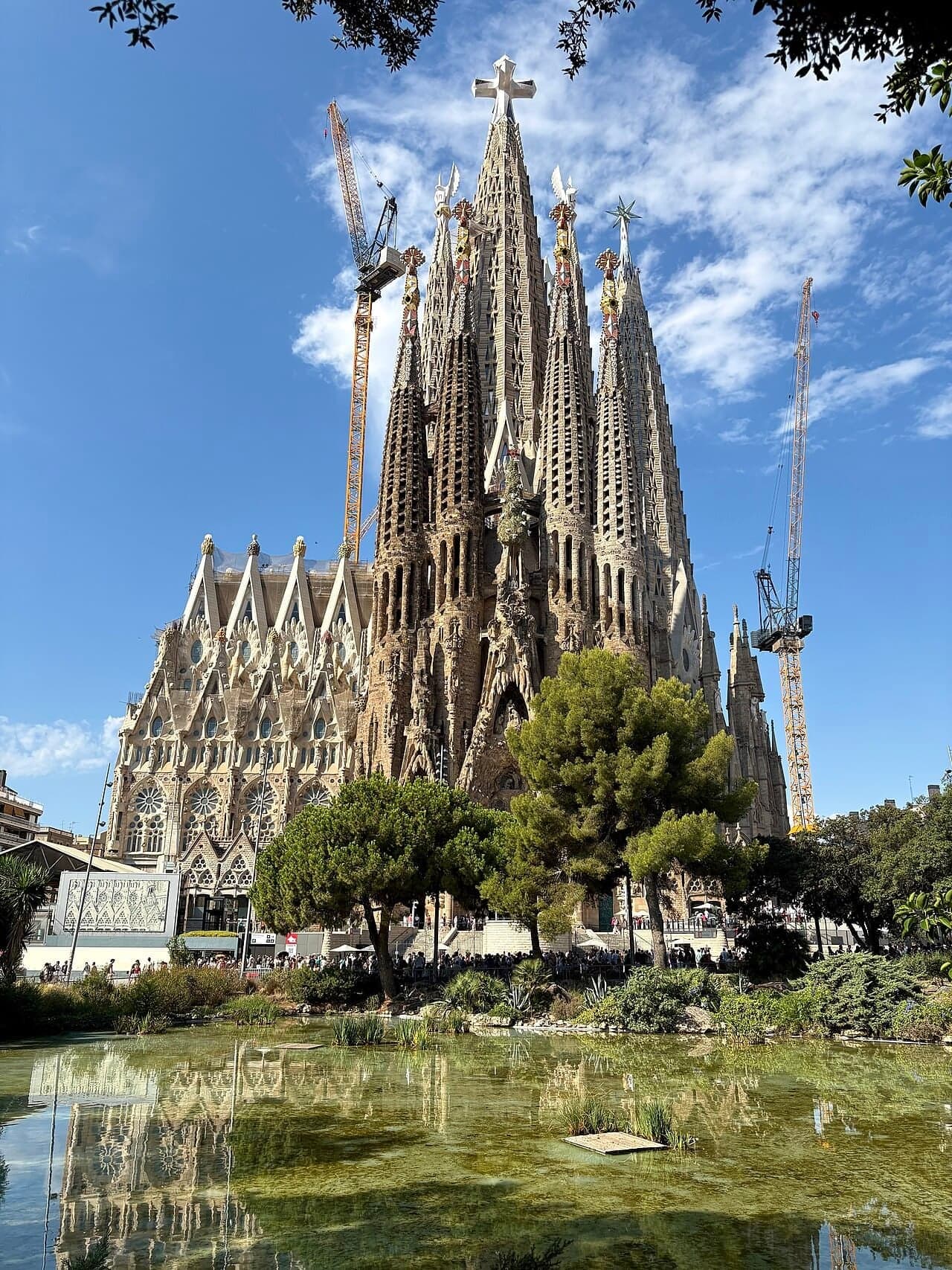 Plaça de Gaudí: The Towers Across the Pond