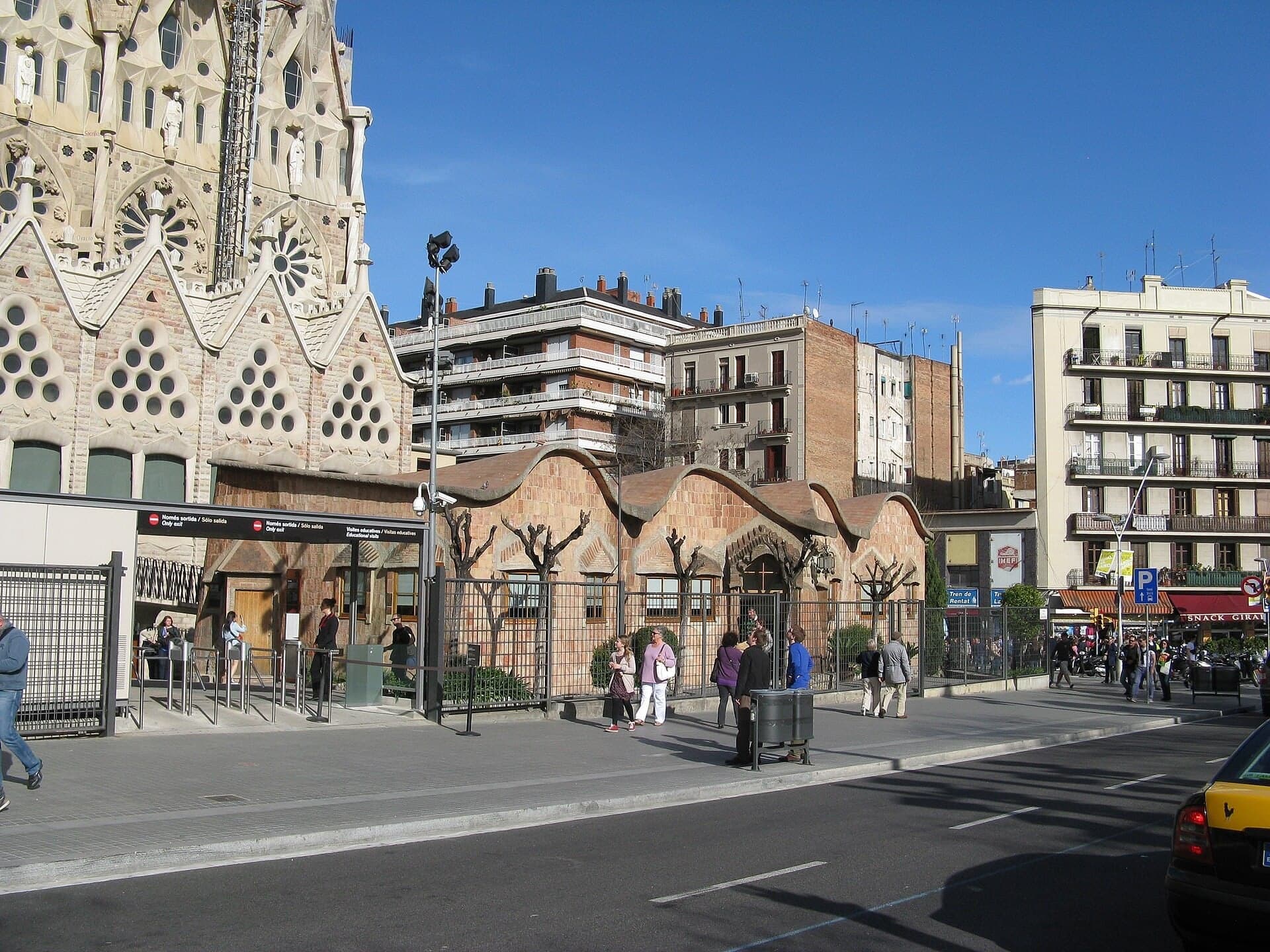 Sagrada Família Schools: A Roof of Straight Lines
