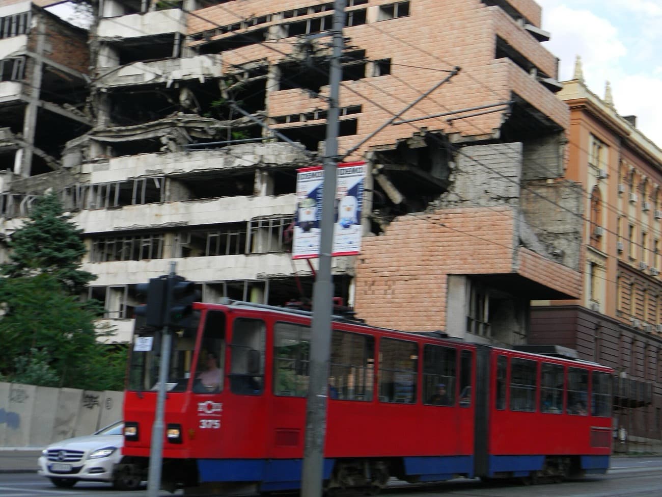 The Bombed Generalstab: How One Belgrade Ruin Holds the Whole Downtown