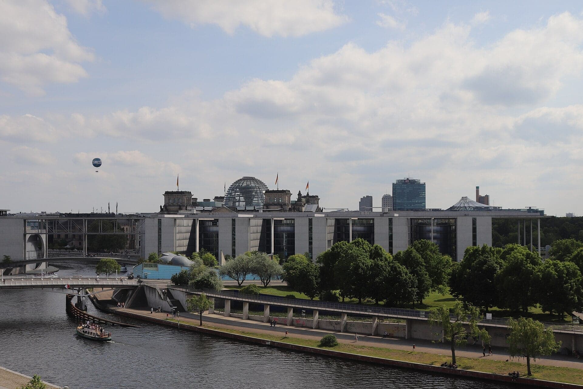 Reichstag and Band des Bundes: Crowned in Glass