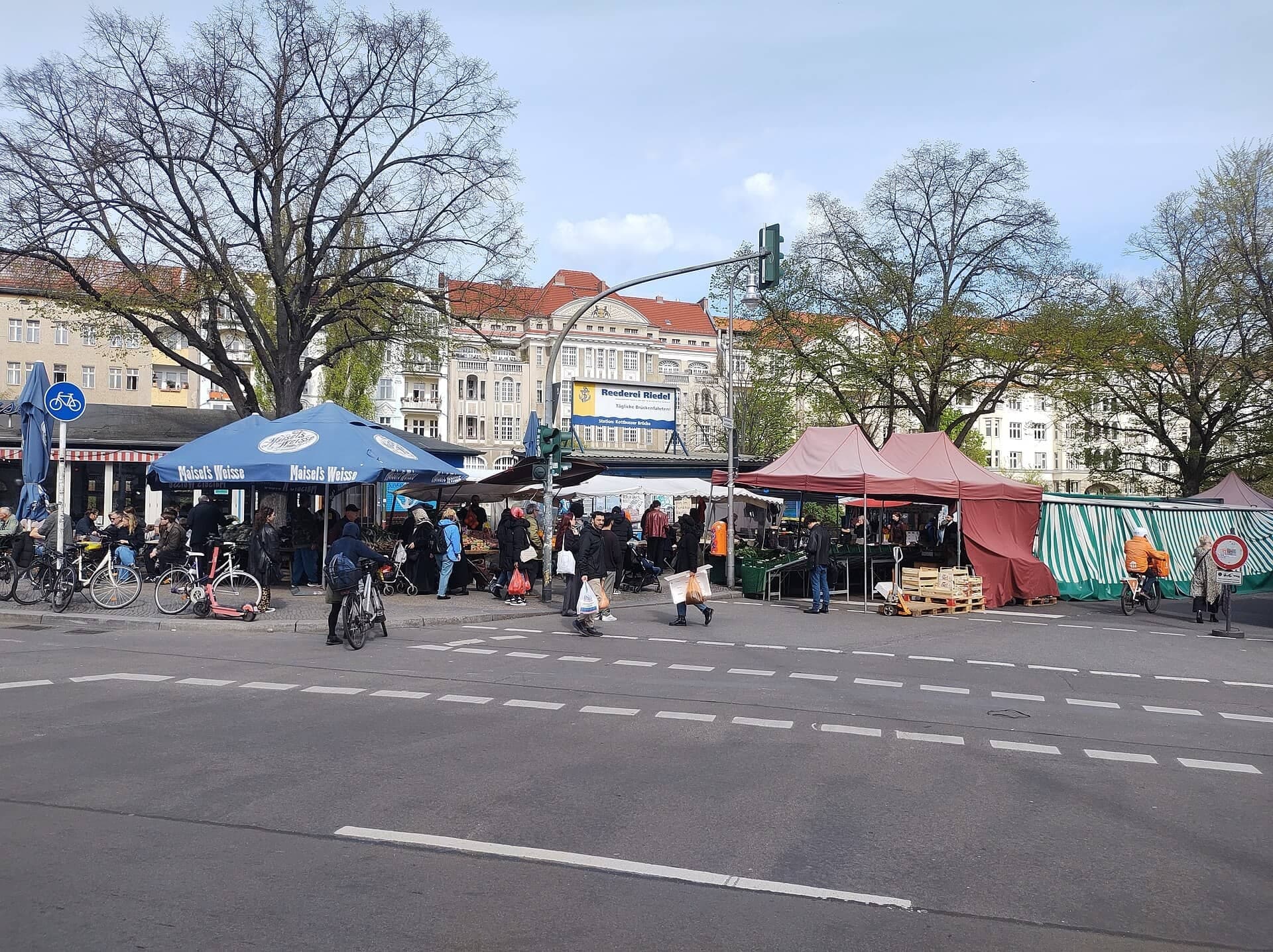 Kottbusser Brücke: The Market Across the Water