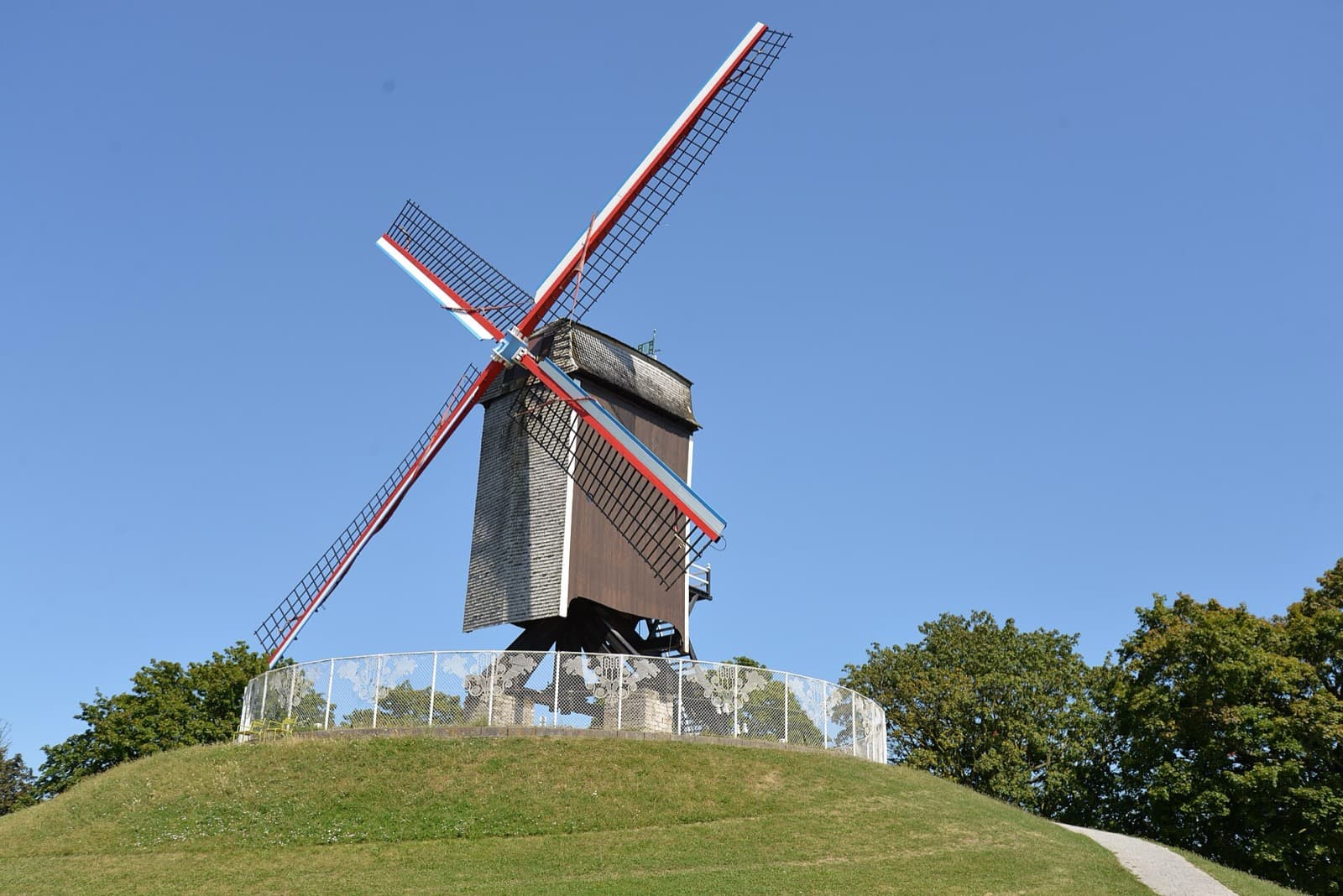 The Ramparts and the Windmills: The Green Wall on the Edge of the Water City