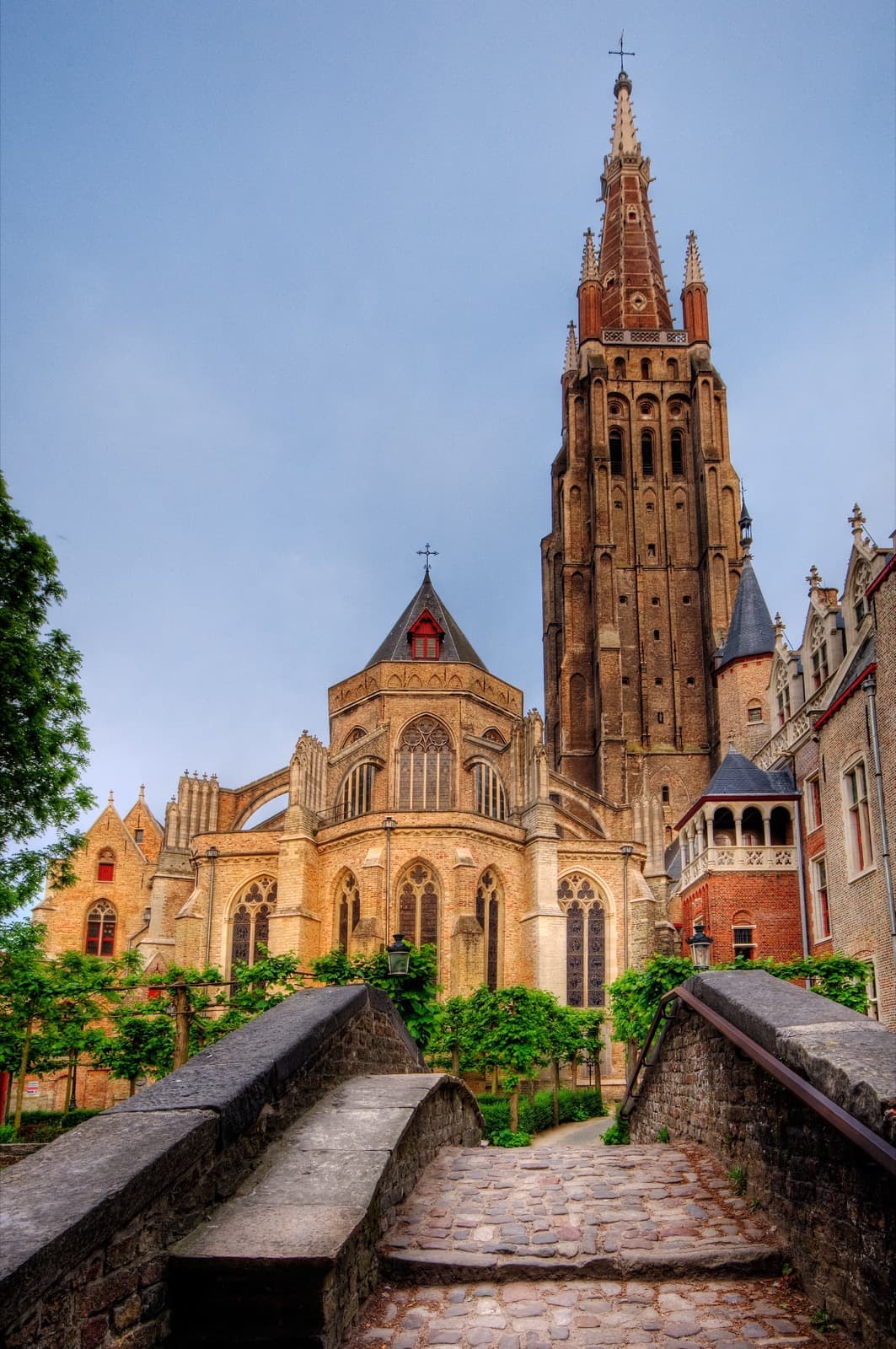 The Church of Our Lady in Bruges: A Michelangelo Madonna and the Frozen Golden Age