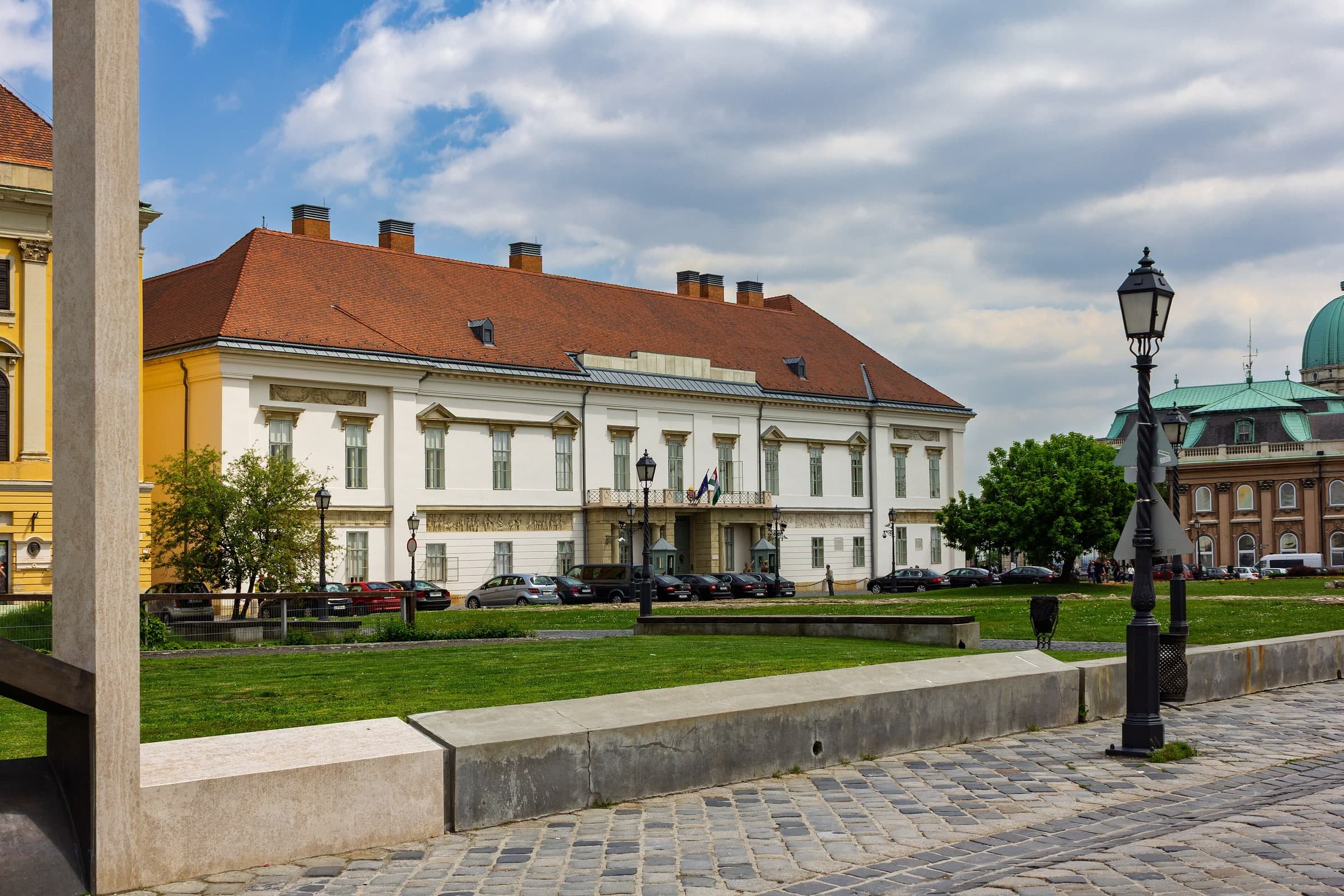 Szent György tér: Sándor Palace and the Rebuilt Riding Hall