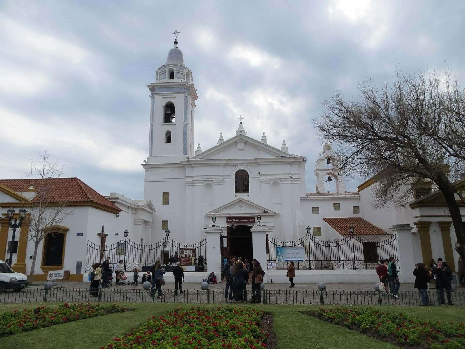 Basilica del Pilar: The Colonial Root Beneath the Fashionable Barrio