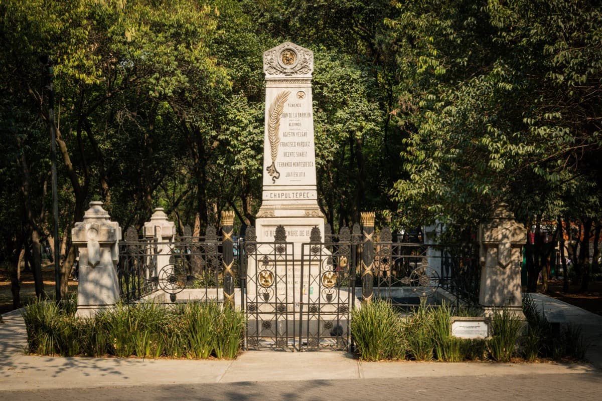 Altar a la Patria and the Niños Héroes