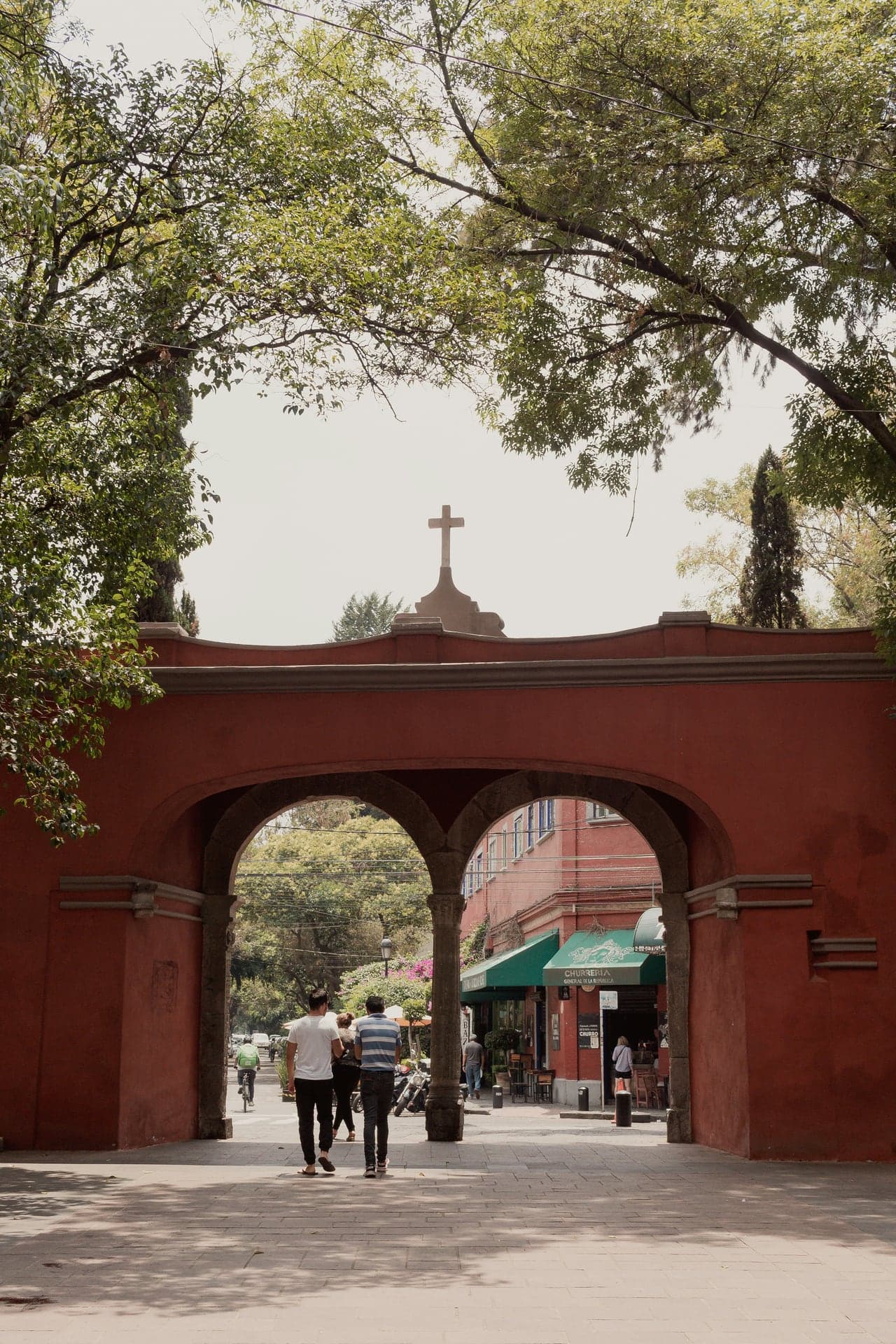 Jardín Centenario: The Churchyard a President Tore Open