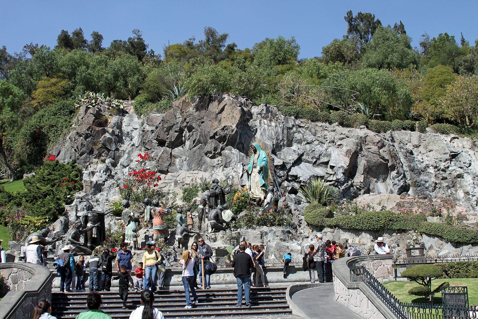 La Ofrenda: Sixteen Bronzes on a Hillside Stage