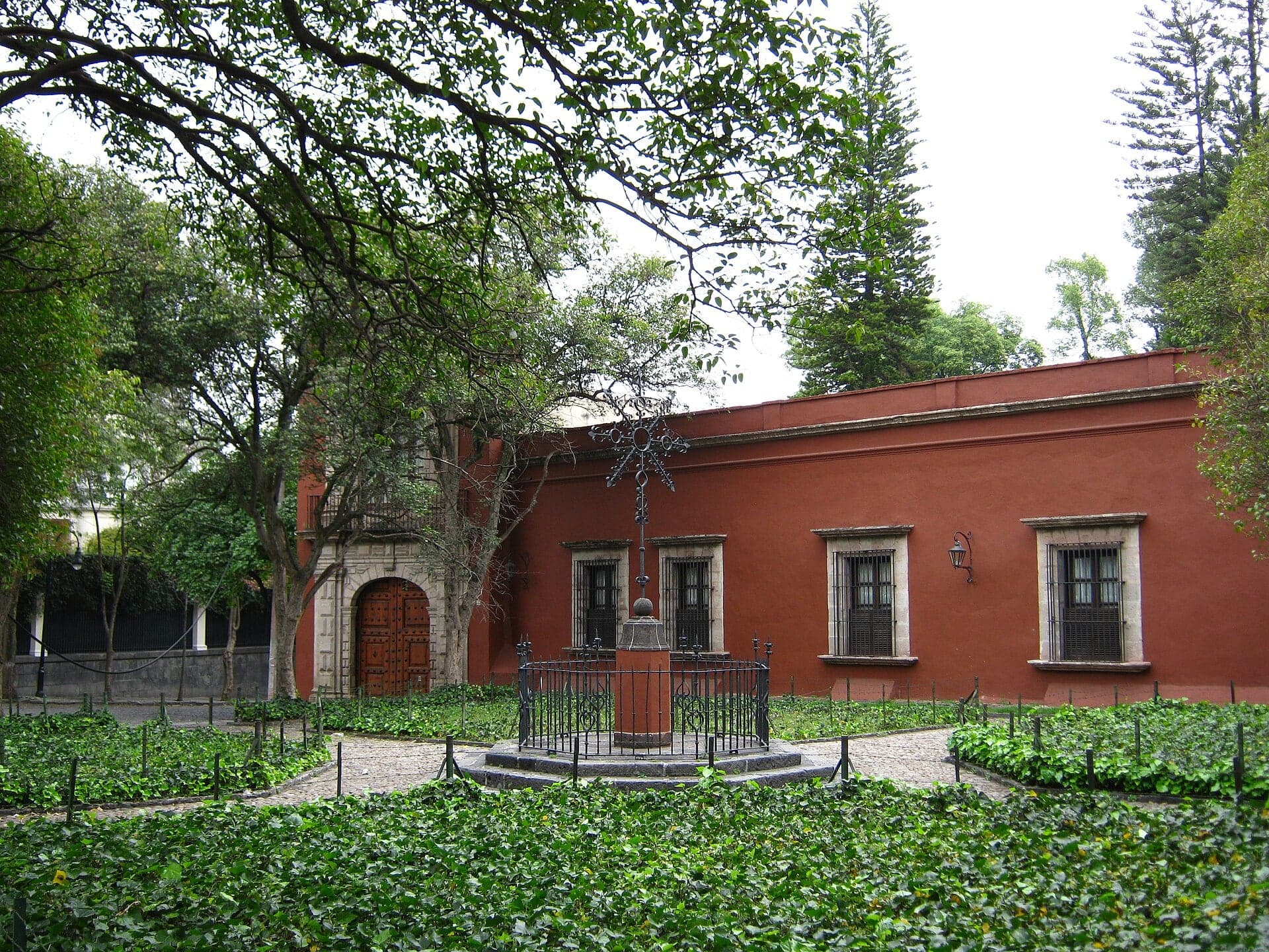Calle Reina: Walls Around Hidden Gardens