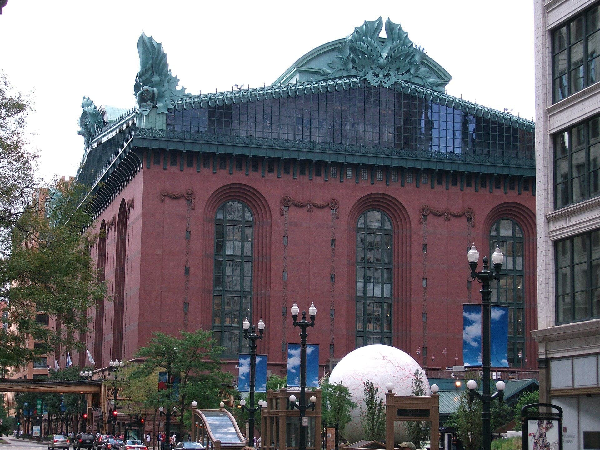 Harold Washington Library: Dressed as the 1890s