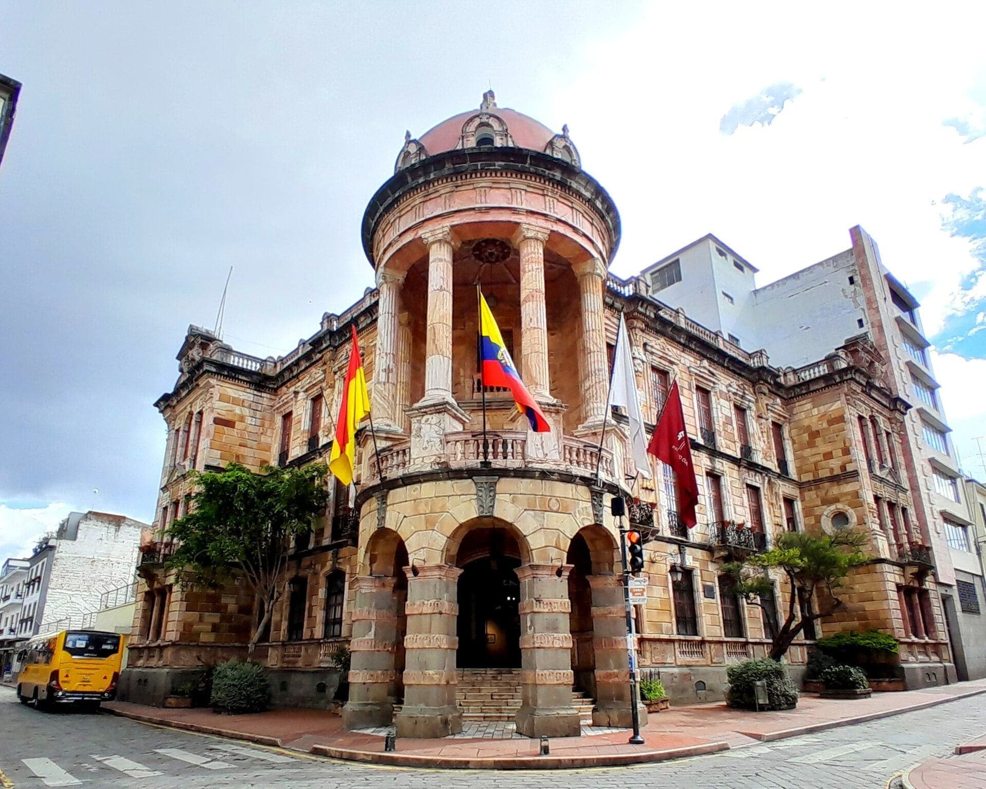 San Alfonso and the Banco del Azuay: Hats Into a Bank