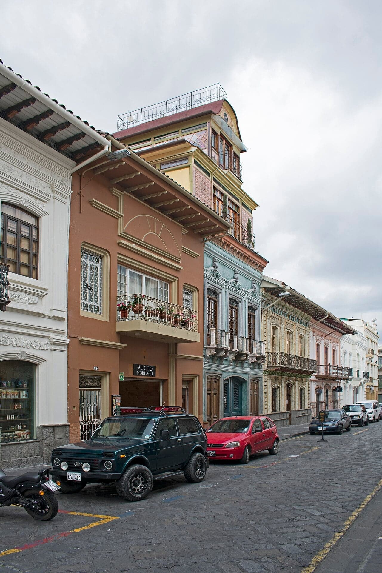 Calle Simón Bolívar: French Fronts, Colonial Houses