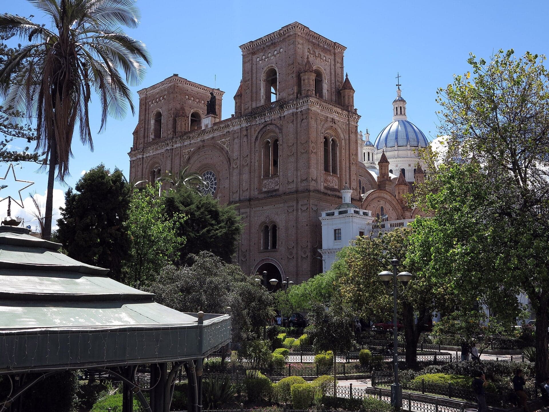 Parque Calderón: The Towers That Stopped Short
