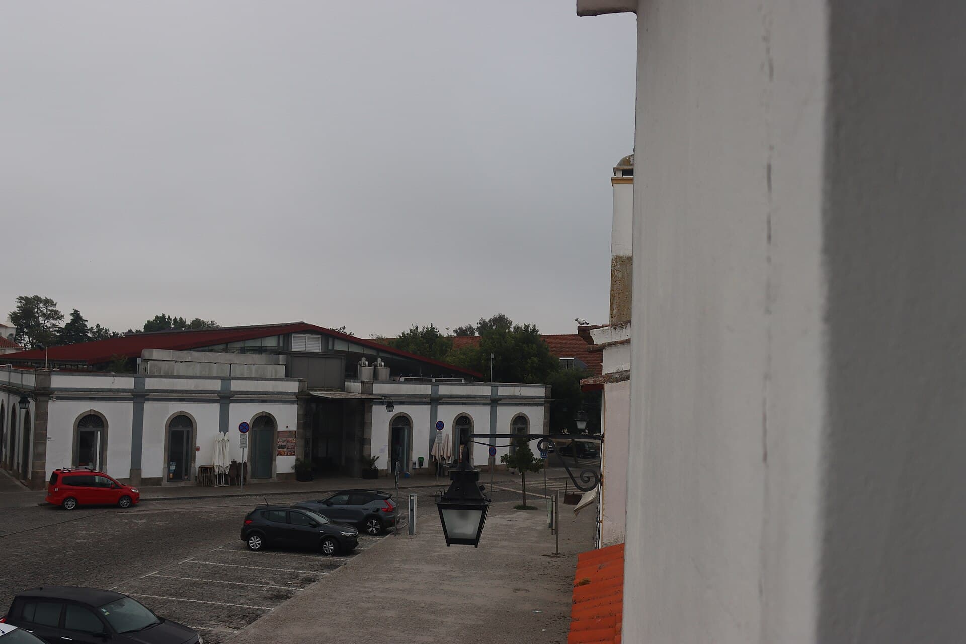 Praca 1 de Maio: the medieval lower town and its market