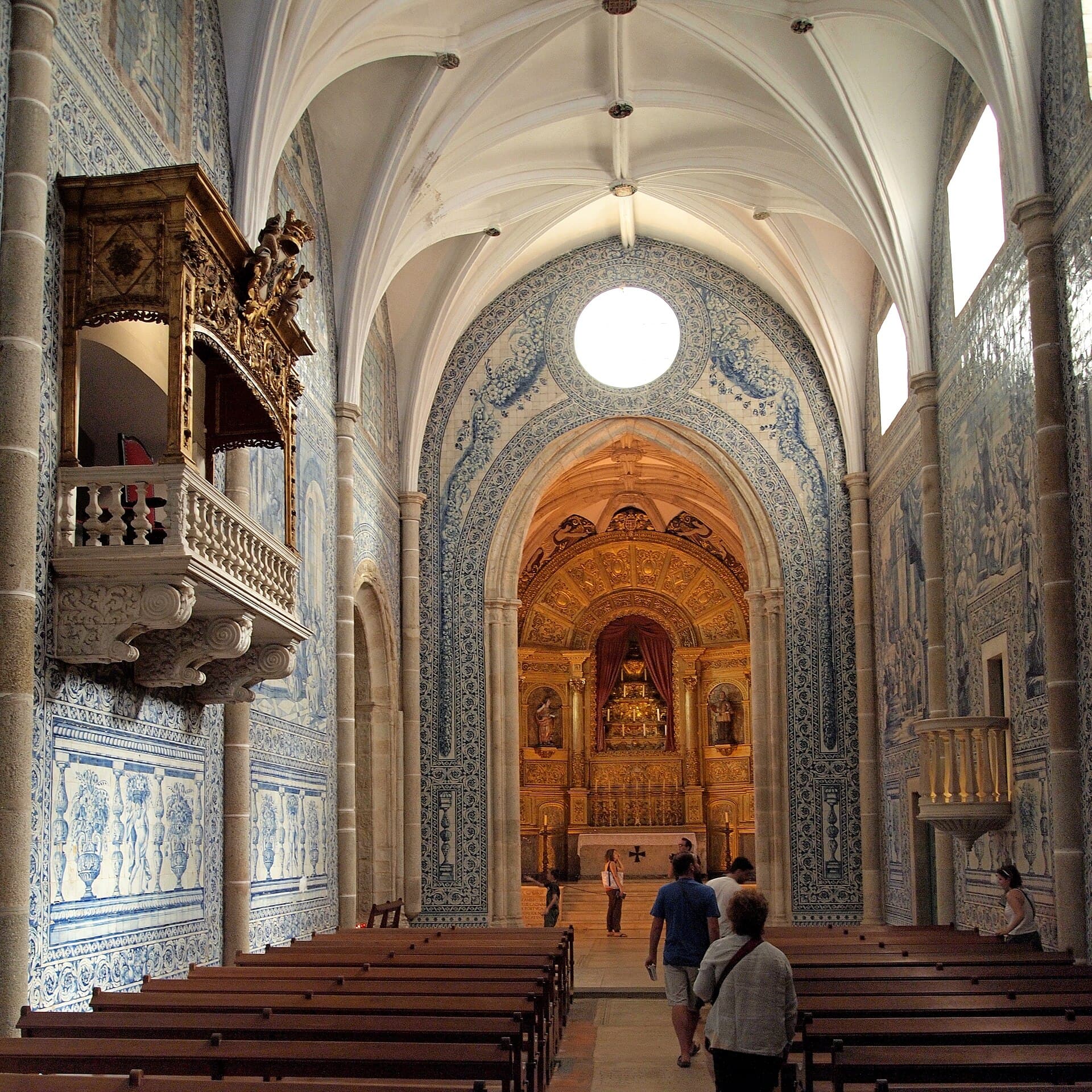 Igreja de Sao Joao Evangelista and the Palace of the Dukes of Cadaval