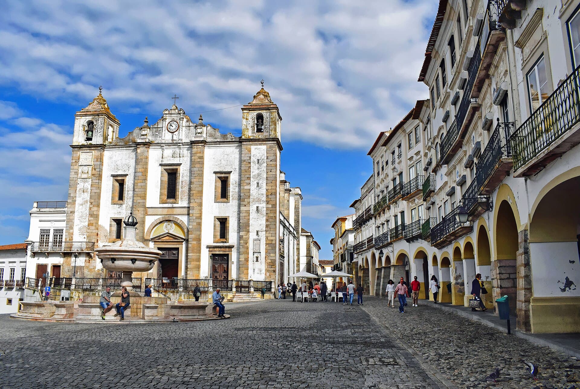 Praca do Giraldo: The Square of the Fearless Knight