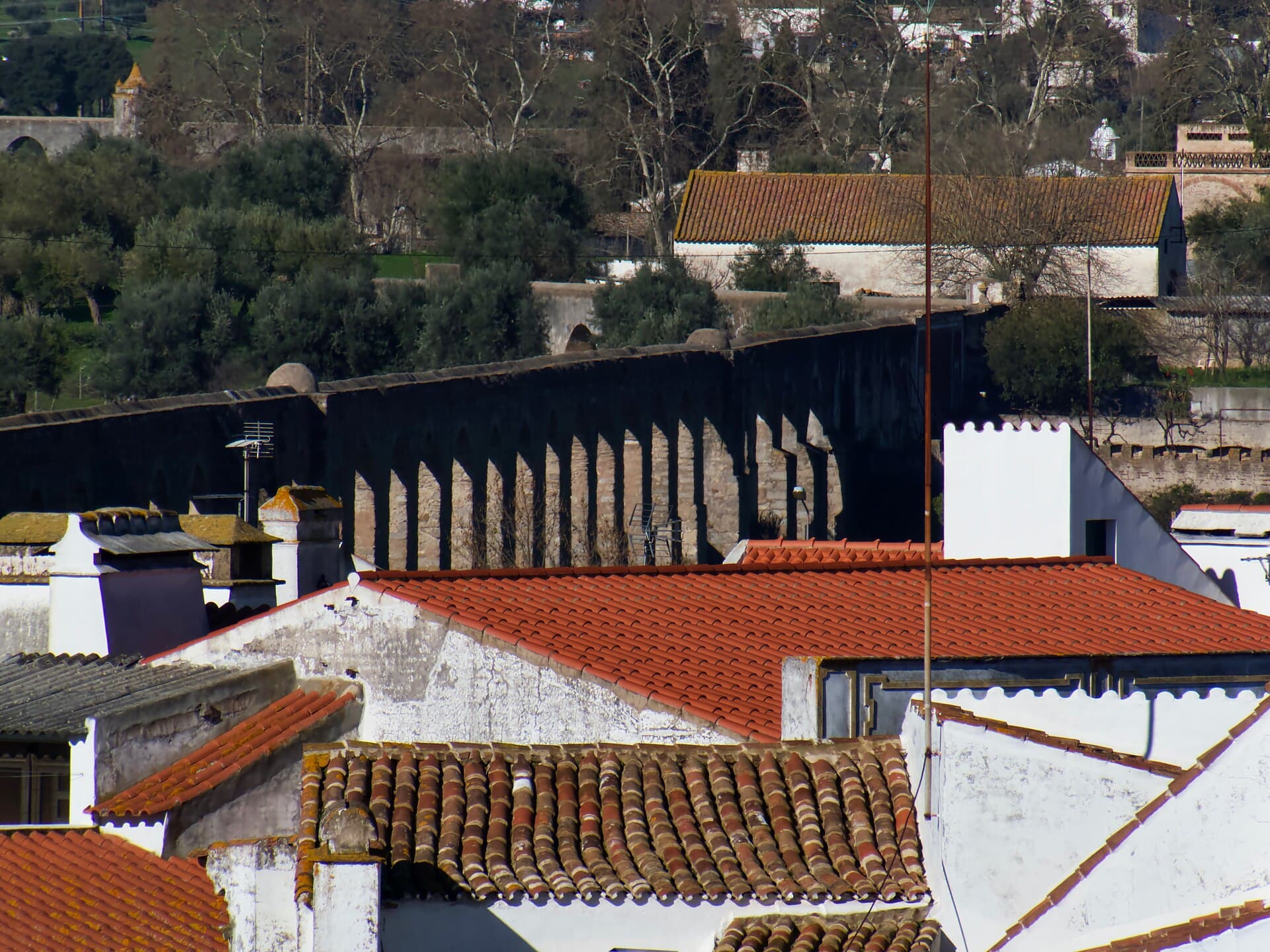 Aqueduto da Agua de Prata: where the water announces itself