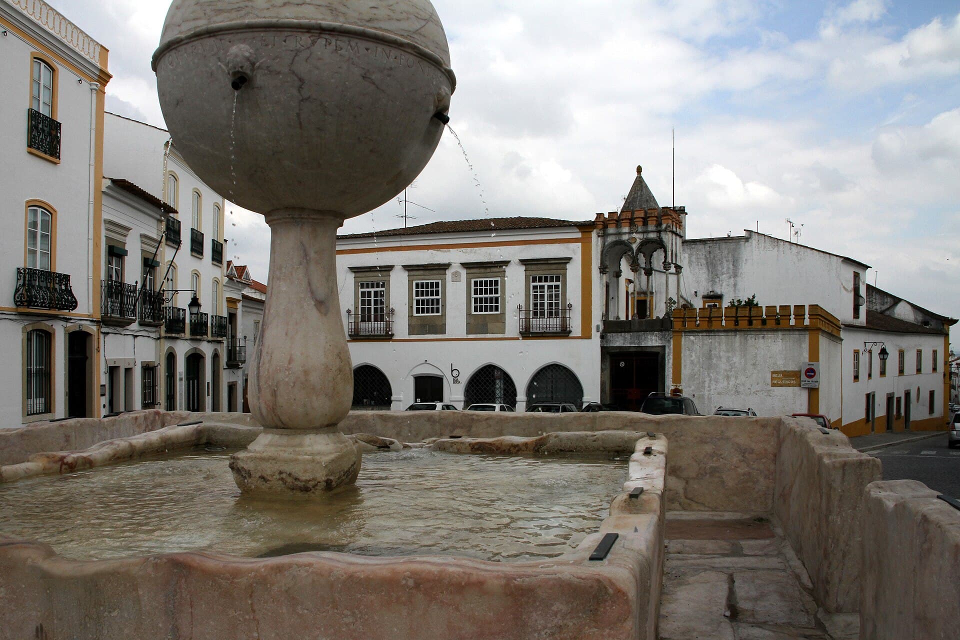 Portas de Moura: the water at rest in marble