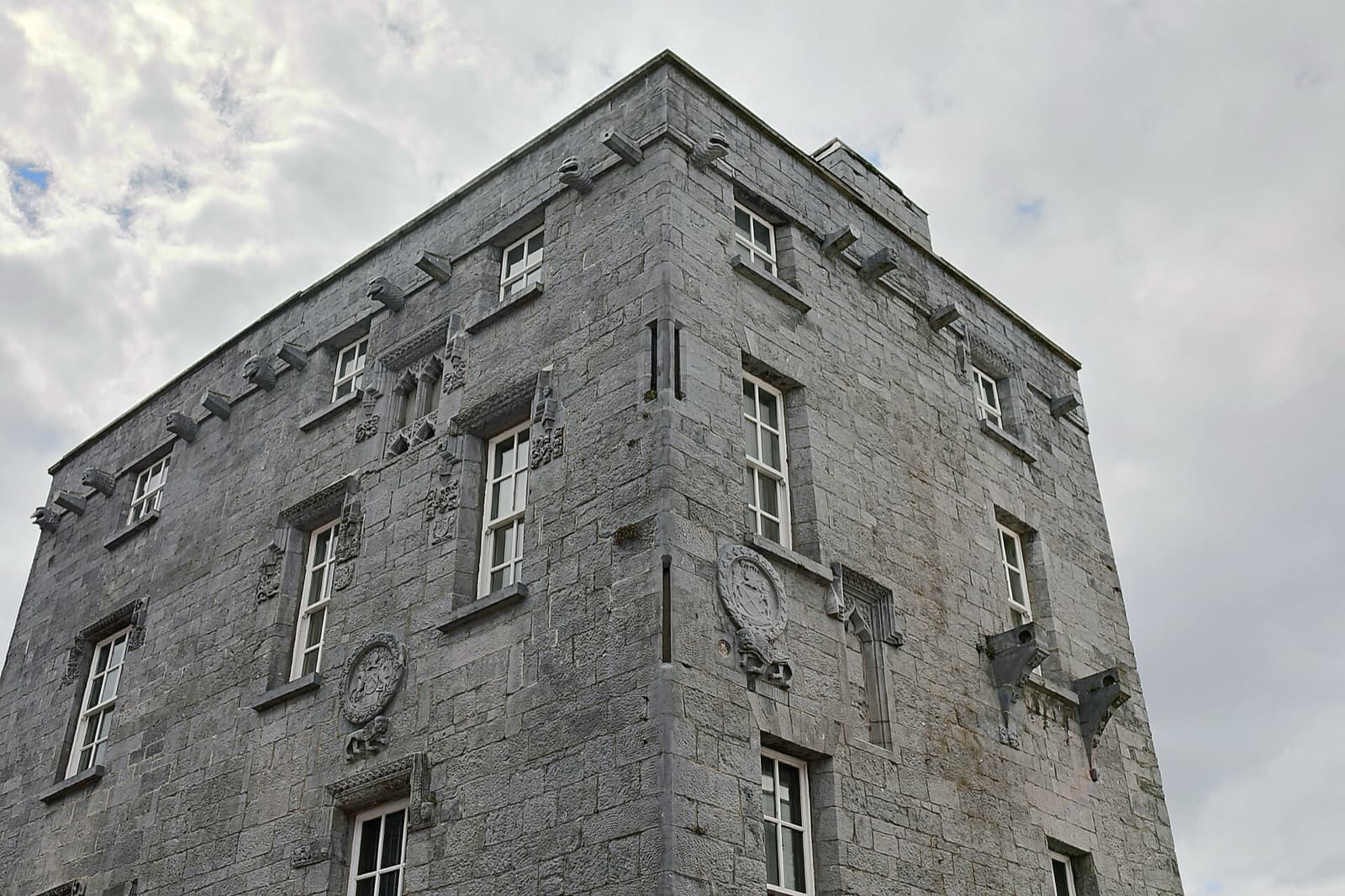 Galway Travel Guide: Days, Transport, Timing, Safety, and Budget