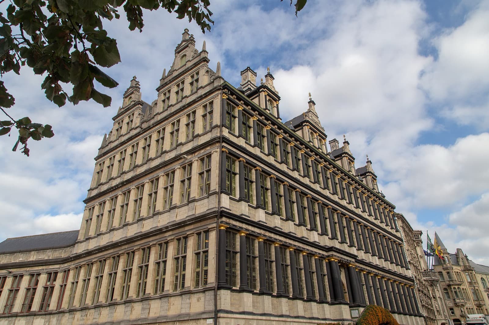The Town Hall: A Rich City's Interrupted Century