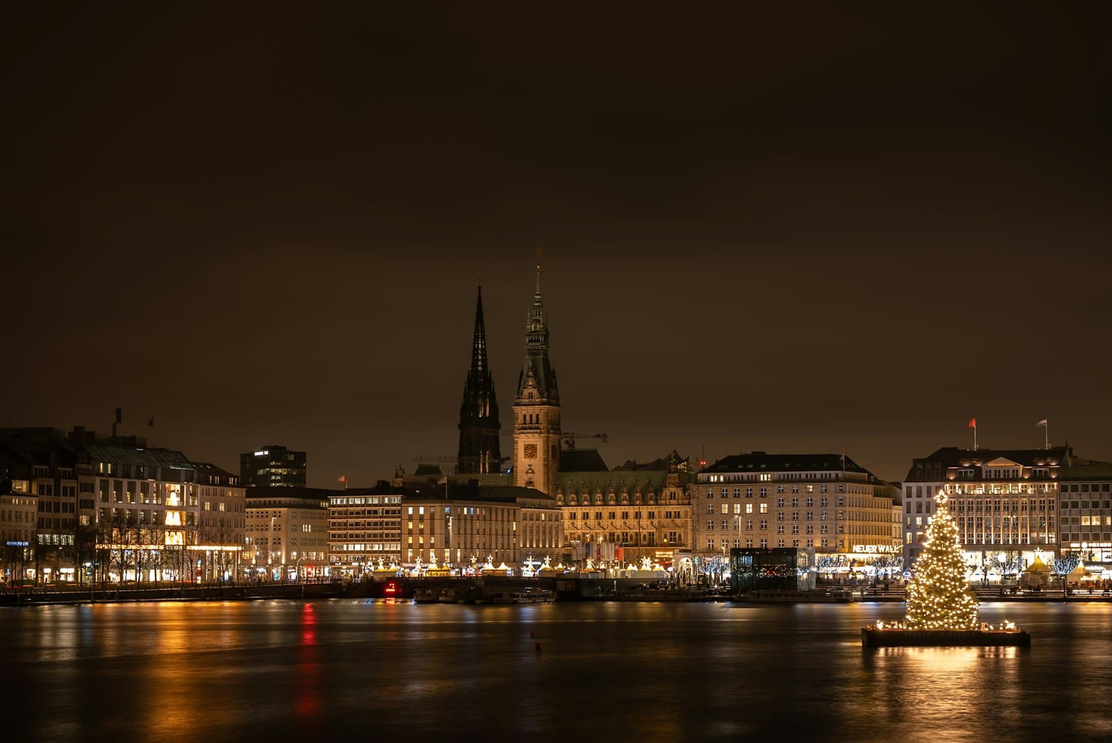Rathaus and Altstadt: The Republic of Merchants