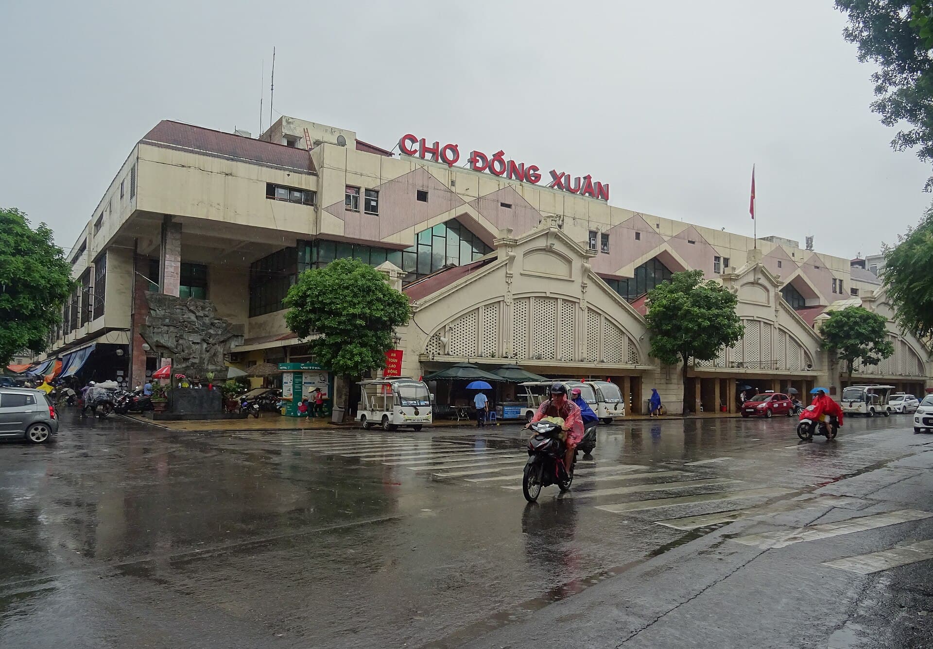 Dong Xuan Market: Count the Arches