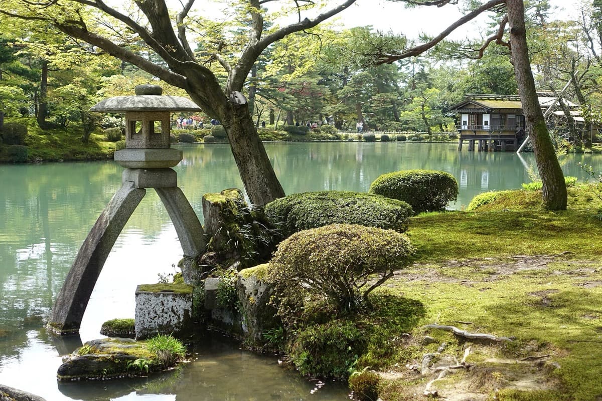 Kotoji-toro and Kasumigaike Pond: The Composed View