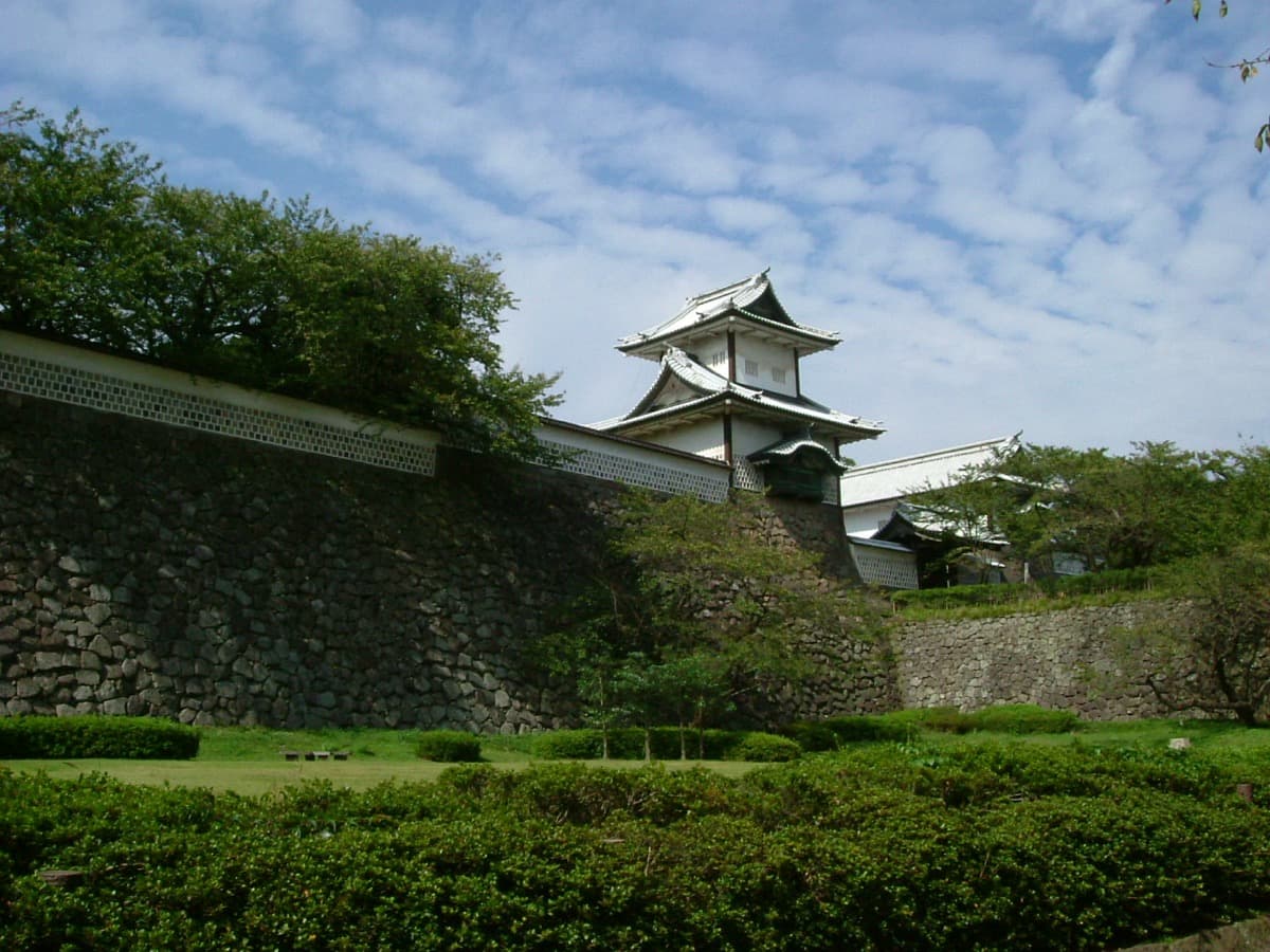 Ishikawa-mon Gate: The Threshold
