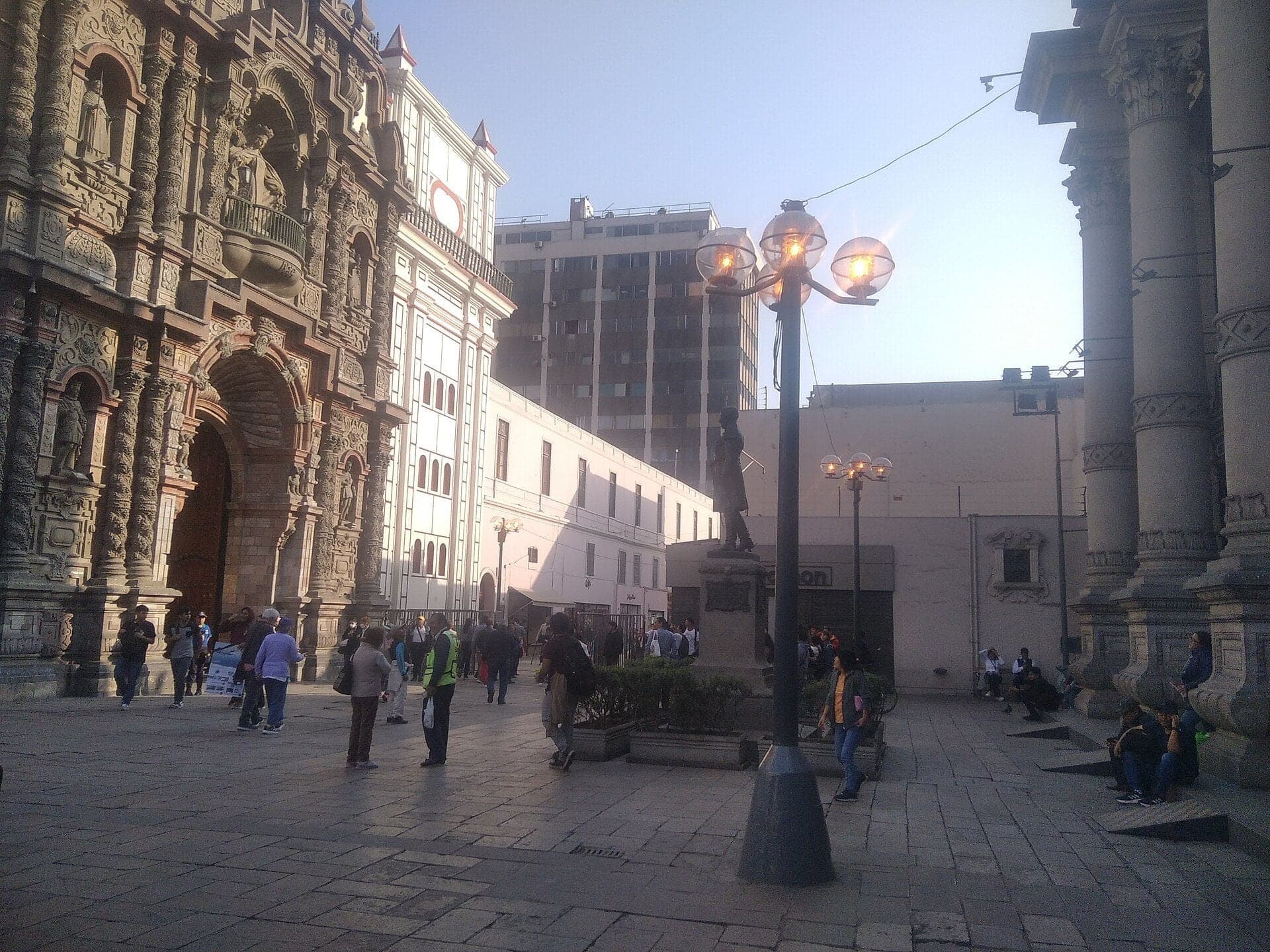 La Merced: A Front That Leans Back